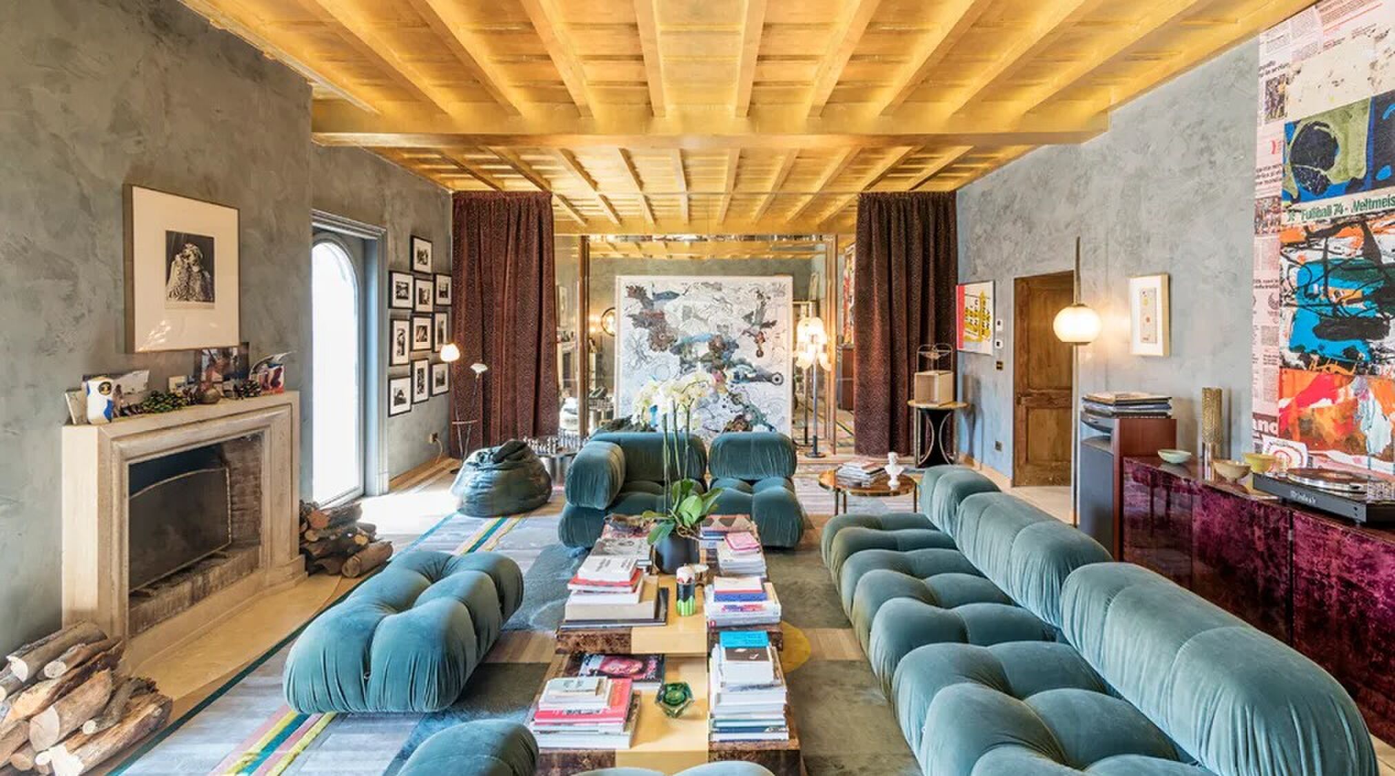 De woonkamer van het penthouse in Rome