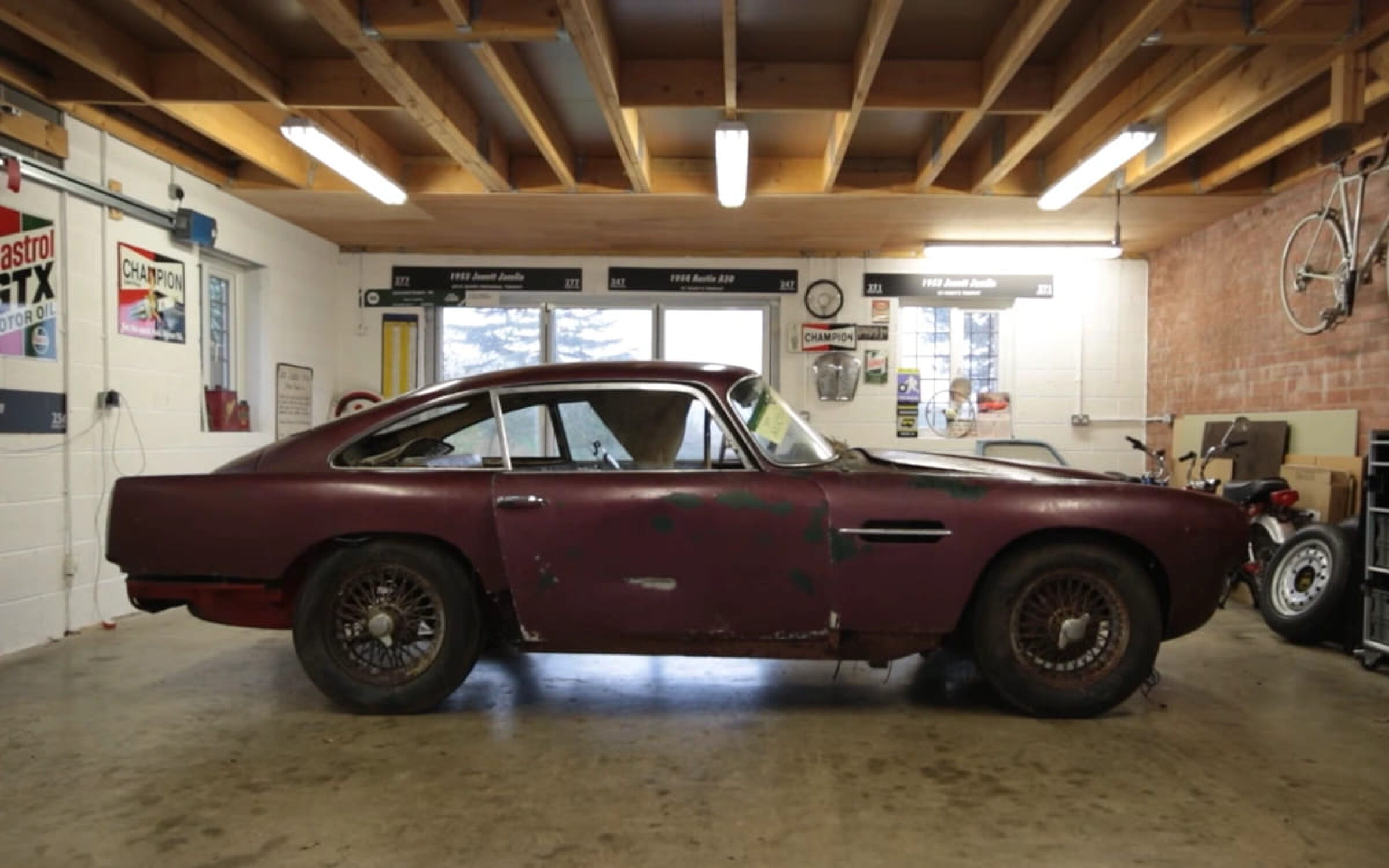 De zijkant van de Aston Martin DB4