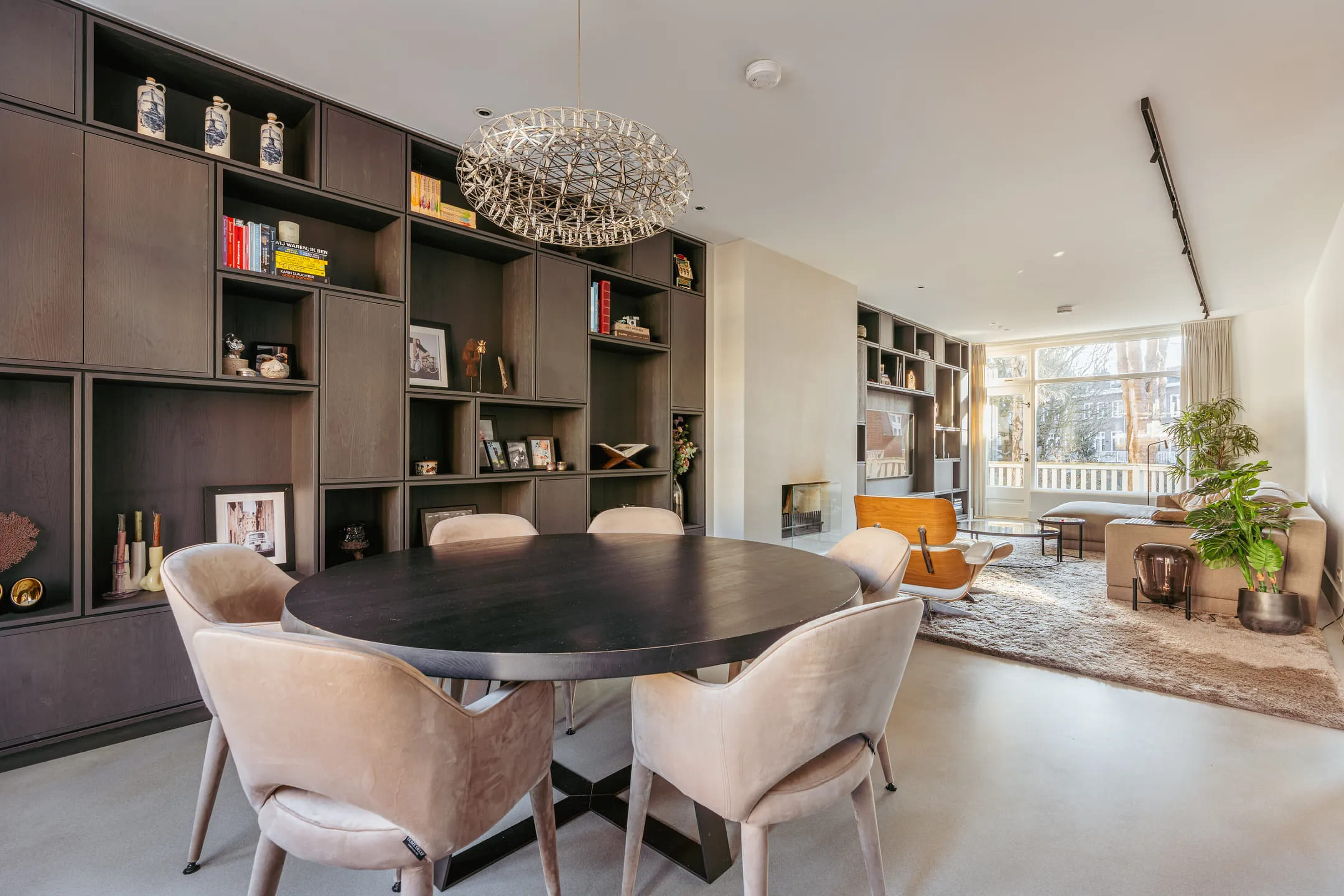 De woonkamer in de villa in Amsterdam-Zuid