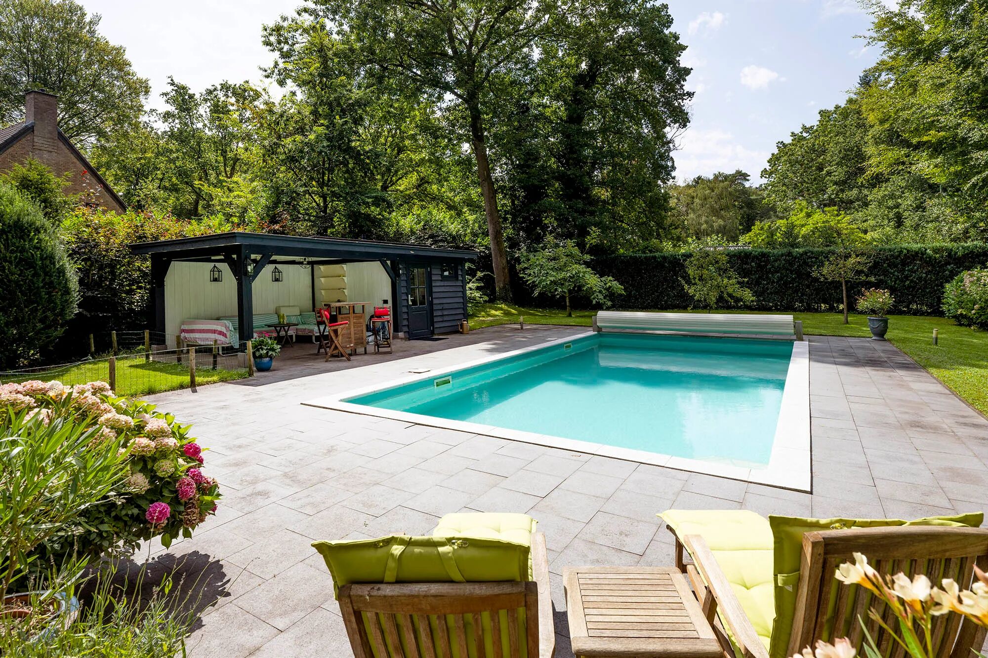 Het zwembad bij de villa in Blaricum