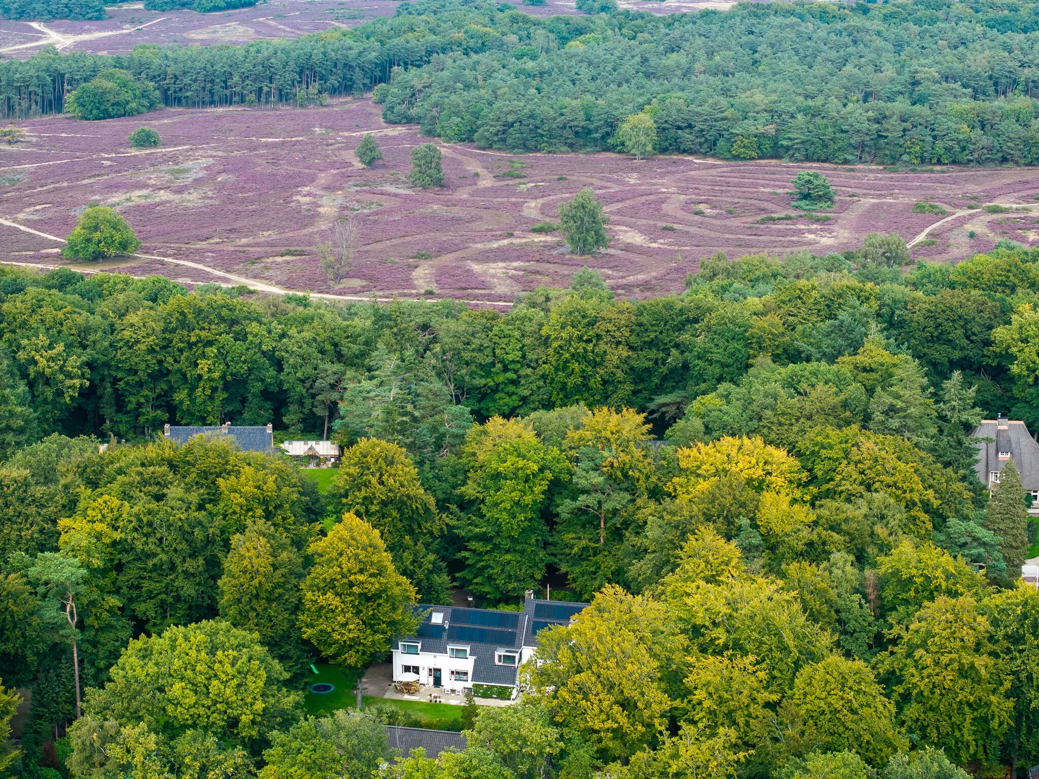 De villa in Blaricum van bovenaf