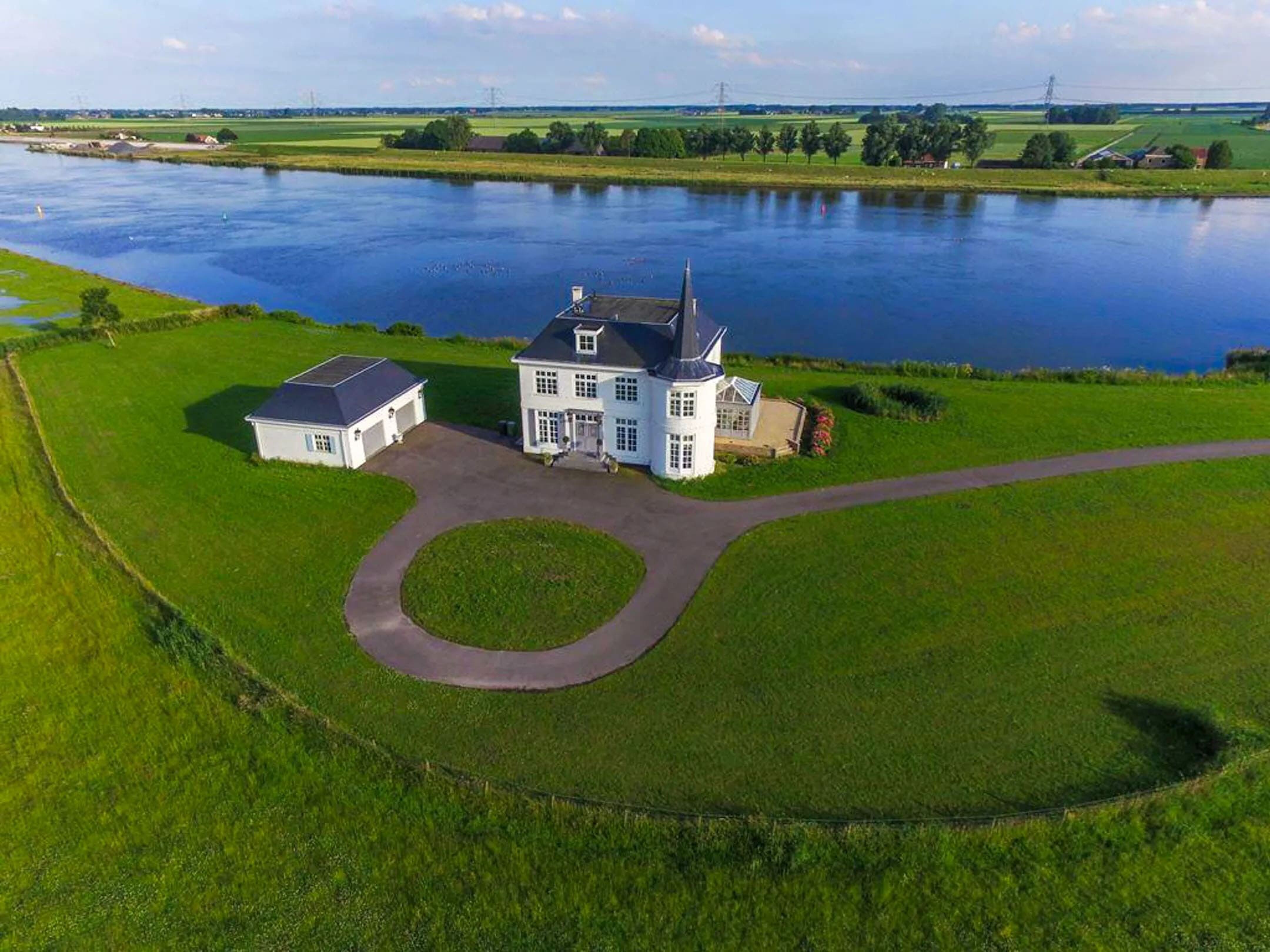 De prachtige kasteelvilla in Hekelingen van boven