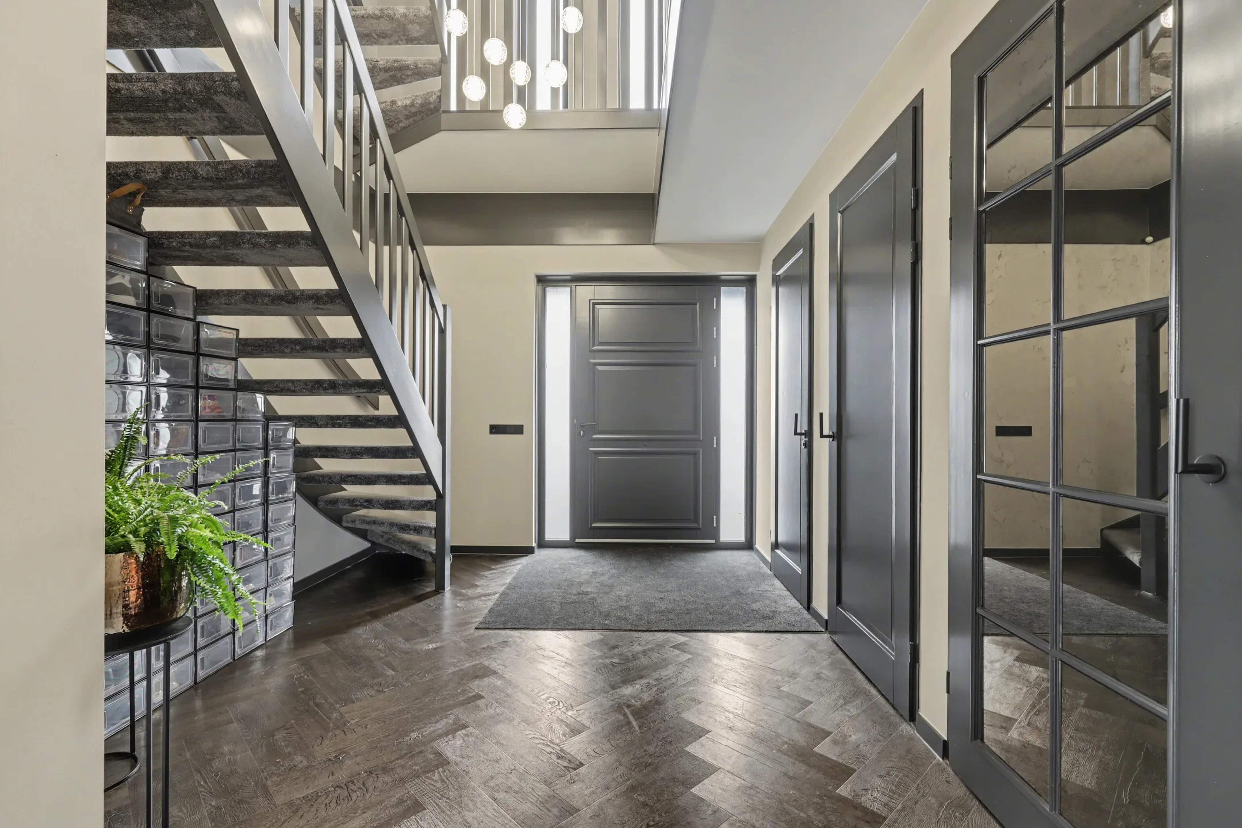 De entree van de villa in Monster