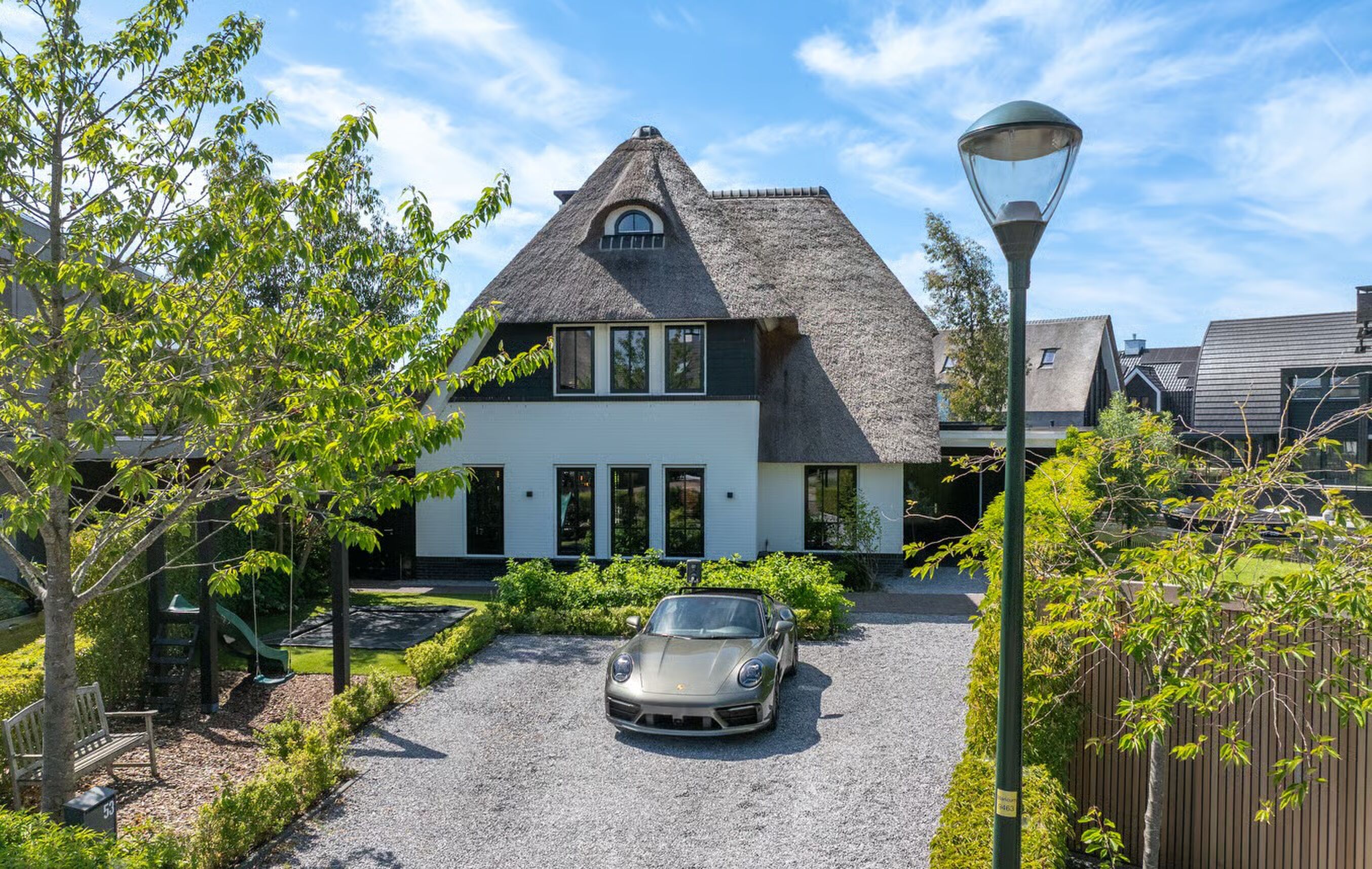 De ruime oprit van de villa in Blaricum