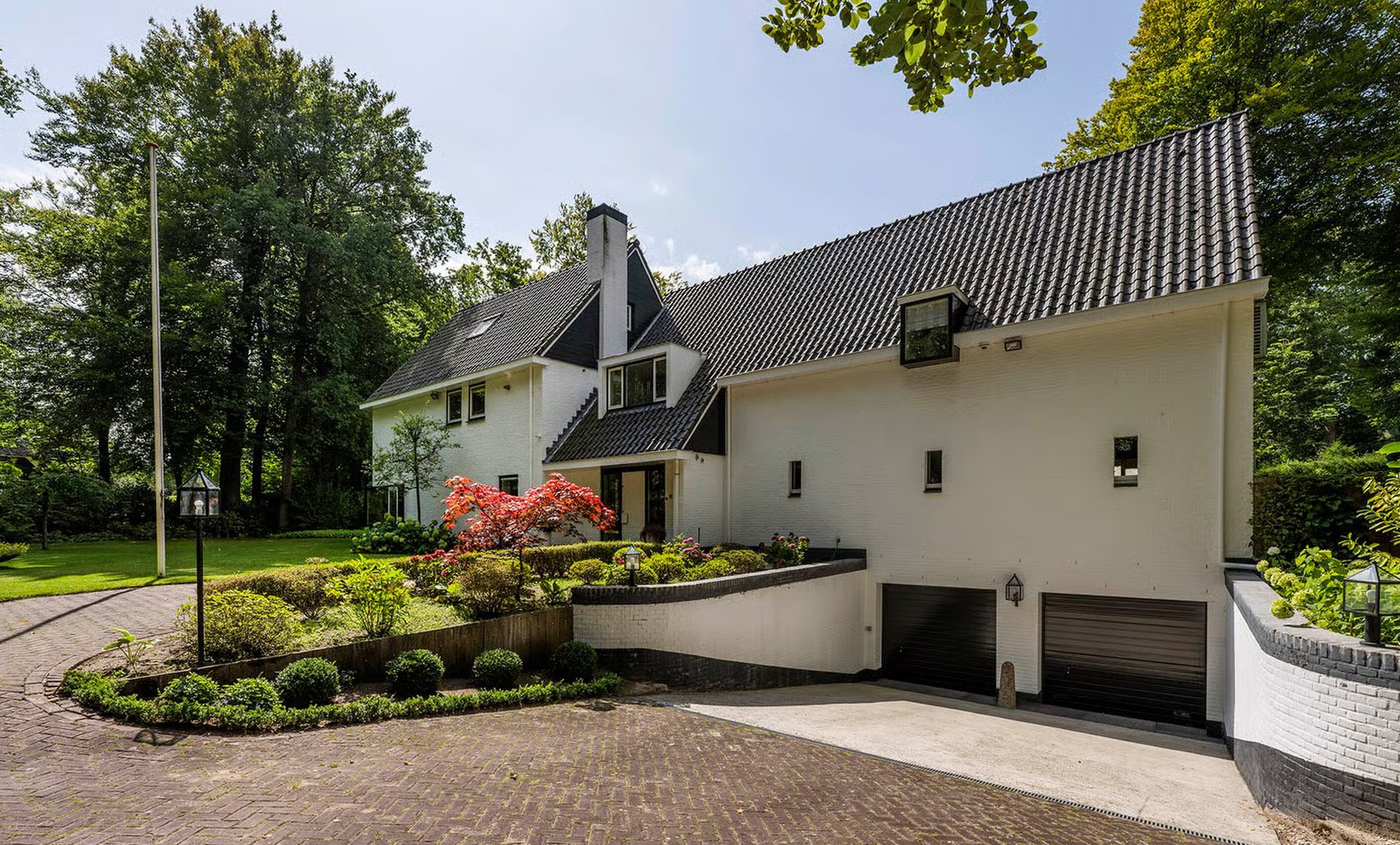 De garage bij de villa in Blaricum