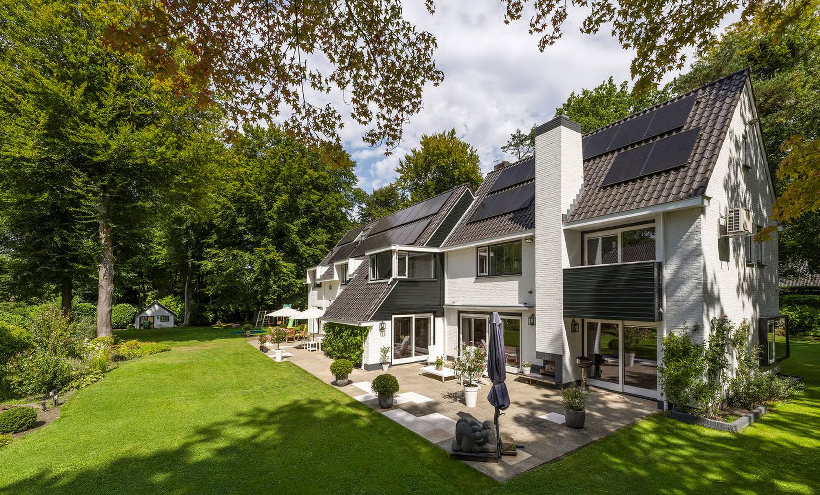 De achterzijde van de villa in Blaricum
