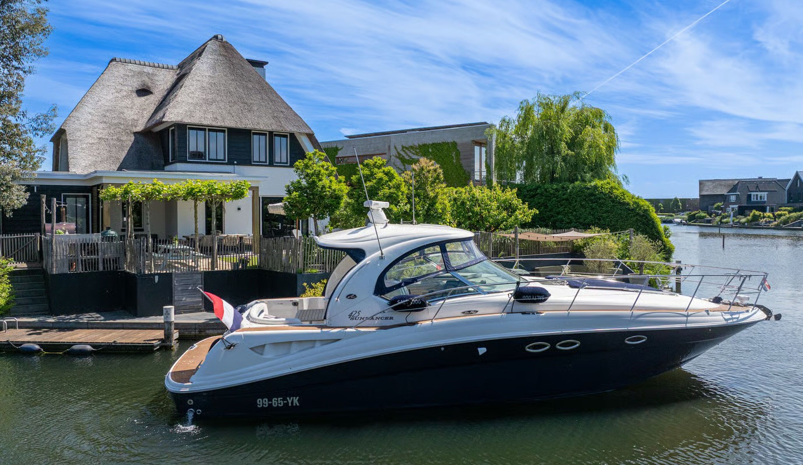 De aanlegsteiger van de villa in Blaricum