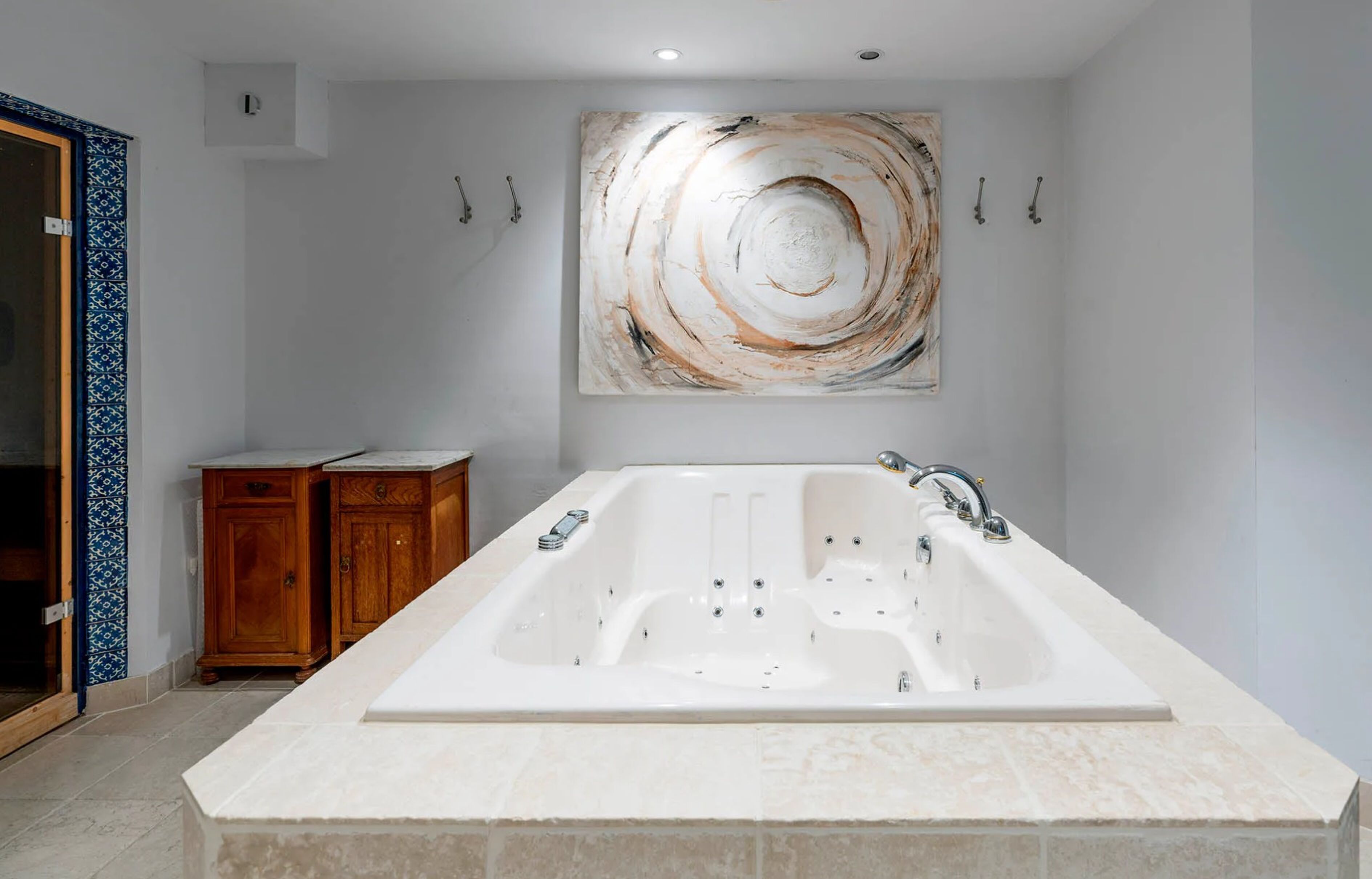 De ingebouwde jacuzzi