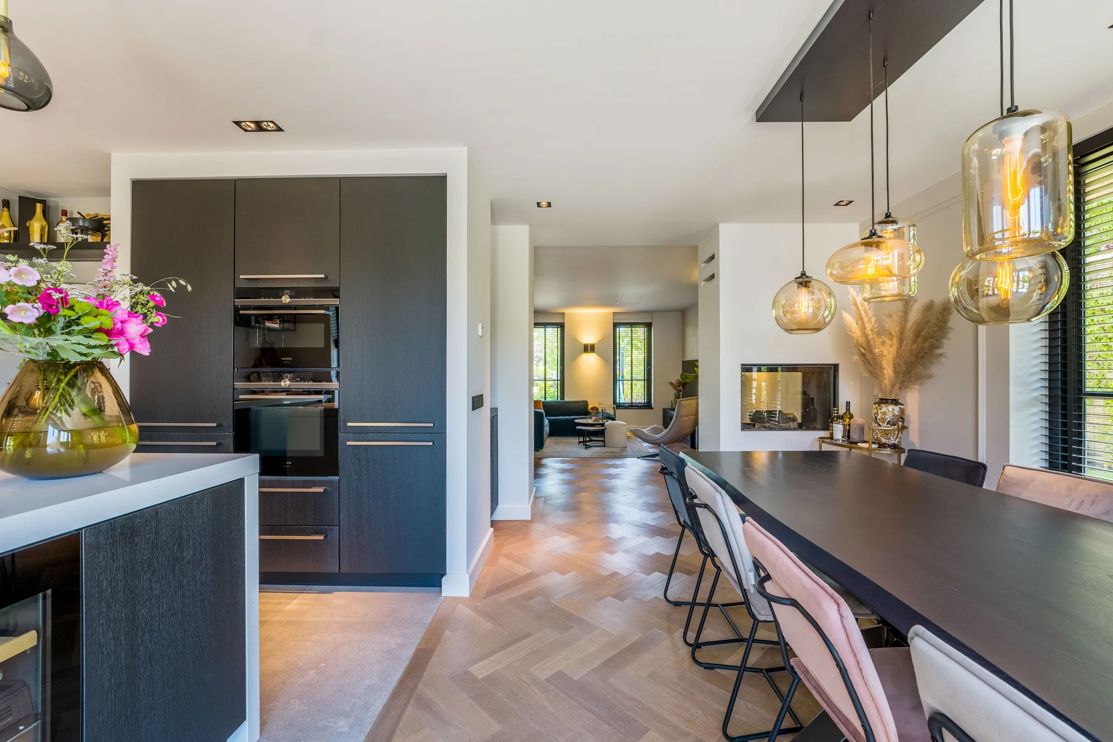 De woonkamer van de watervilla in Blaricum