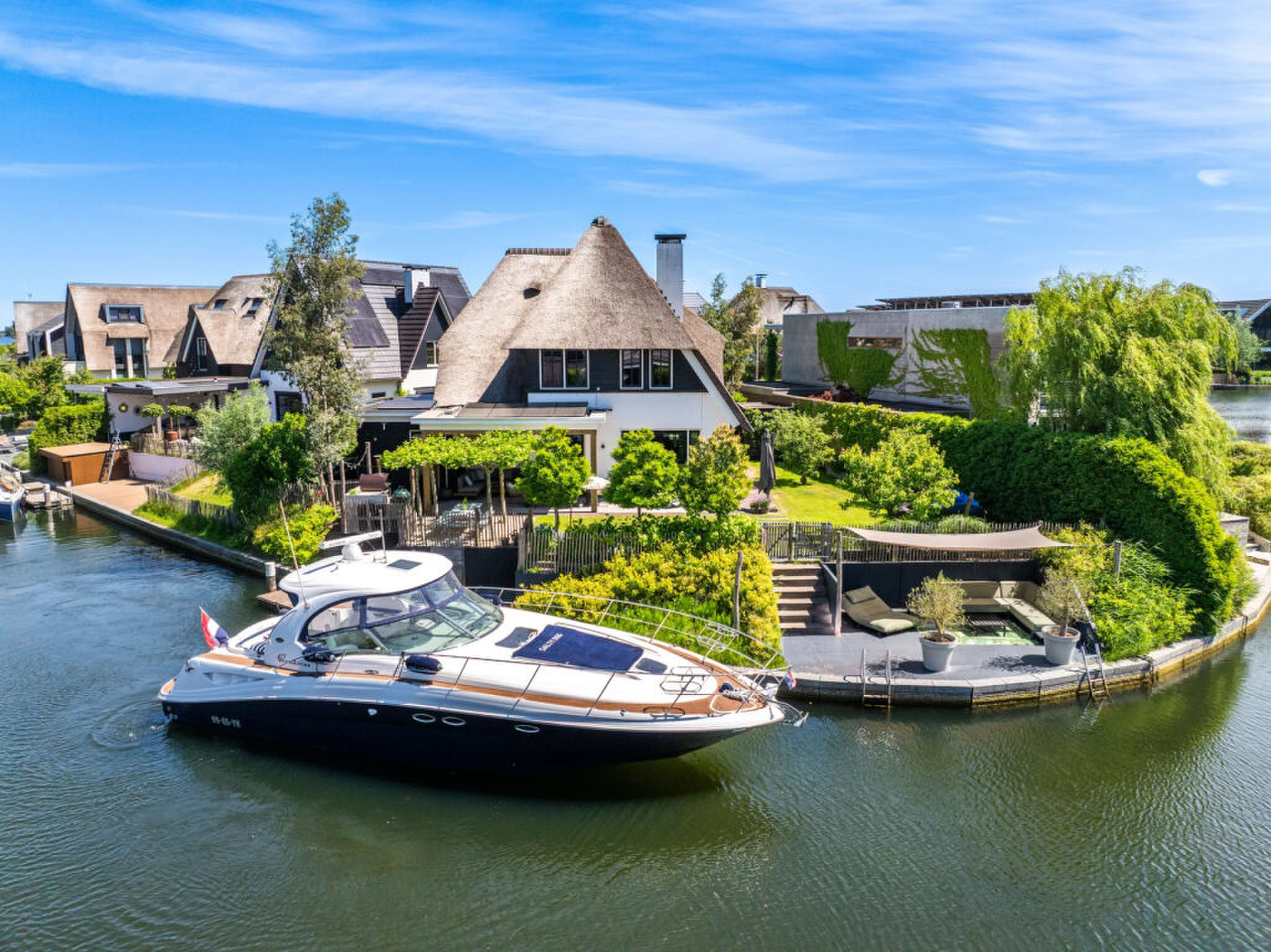 Schitterende watervilla op privé-eiland in het Gooi kost nog geen € 2 miljoen