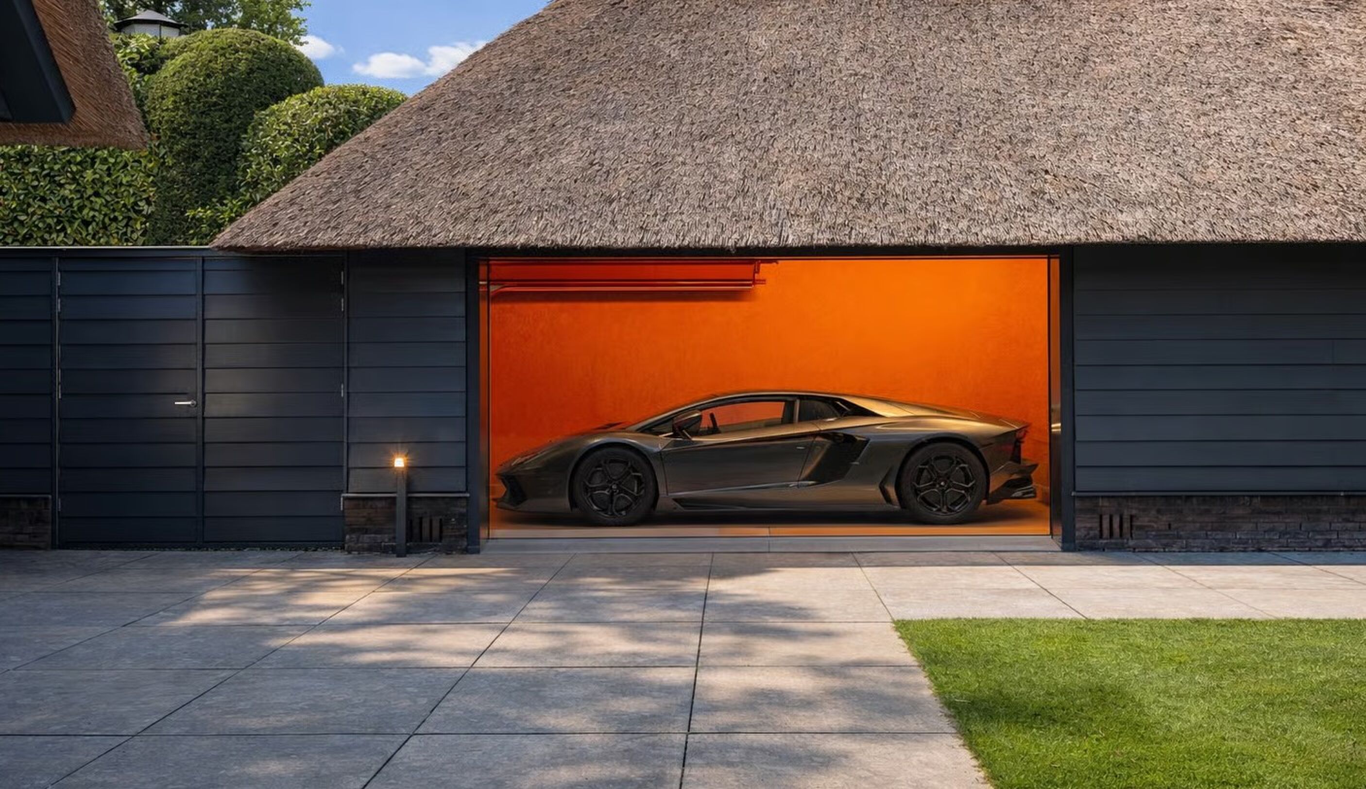 De Lamborghini die met de villa van Michael van Beers in Blaricum wordt verkocht