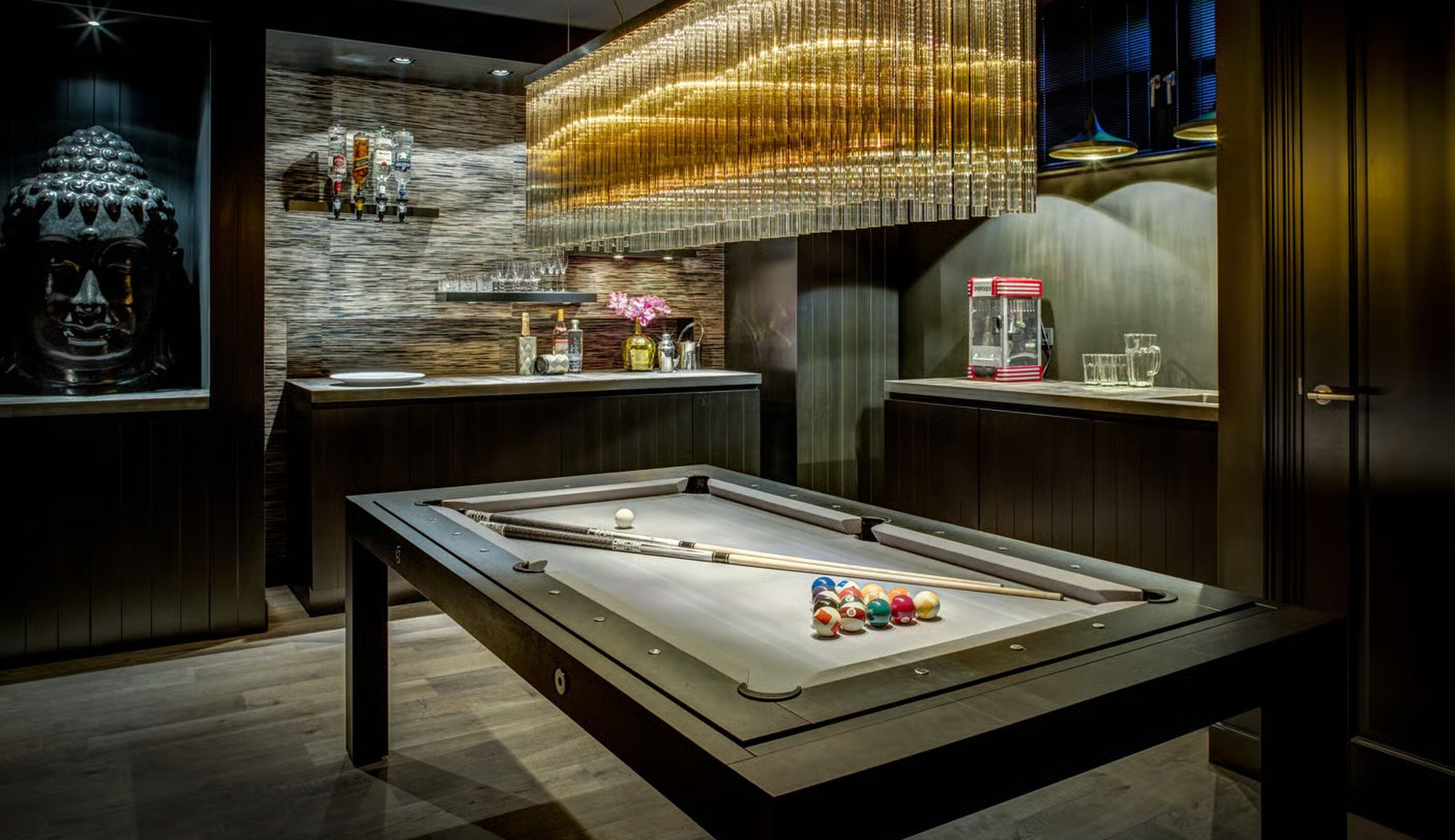 De biljartruimte in de villa van Michael van Beers in Blaricum