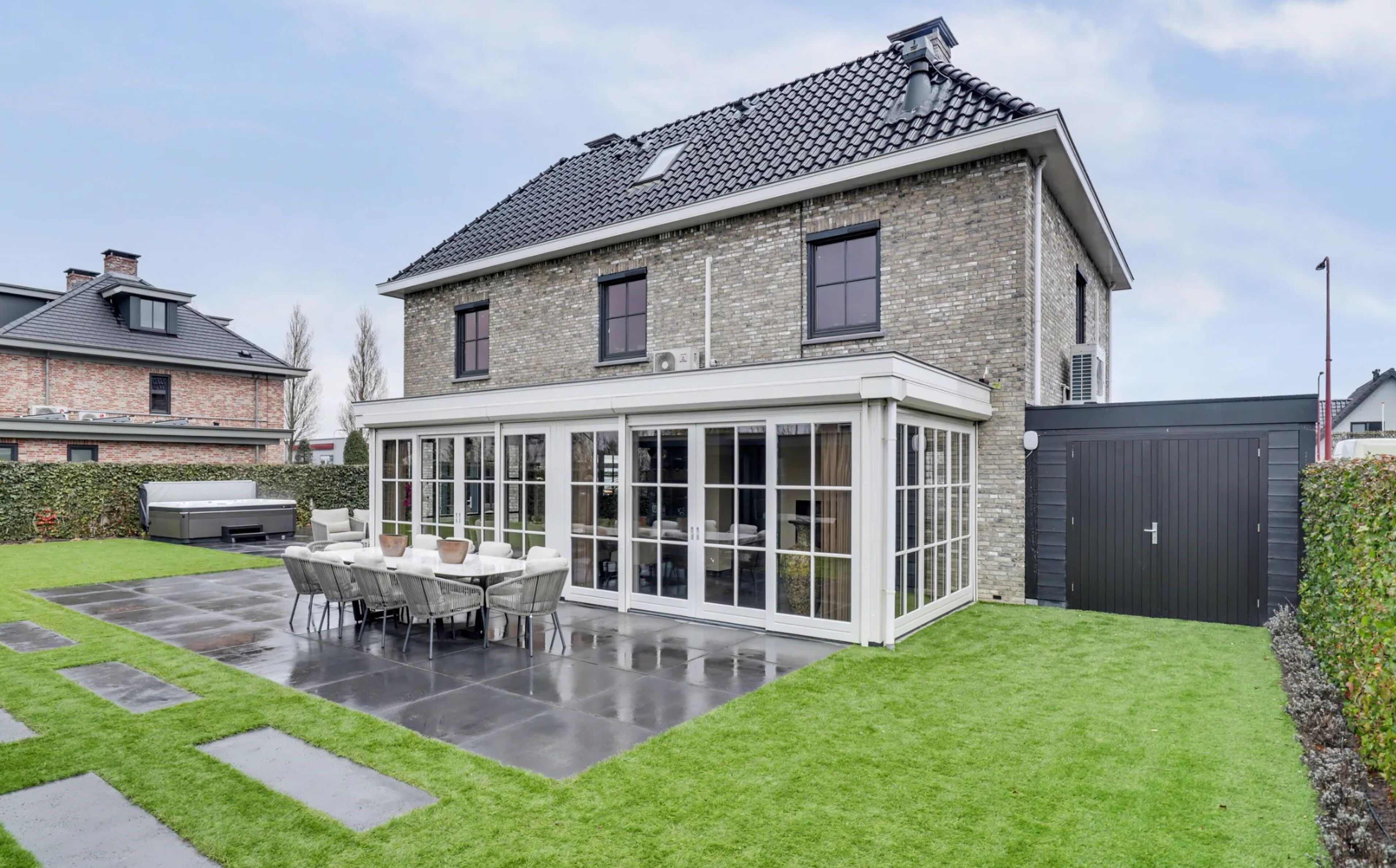 De achterzijde van de villa in Monster