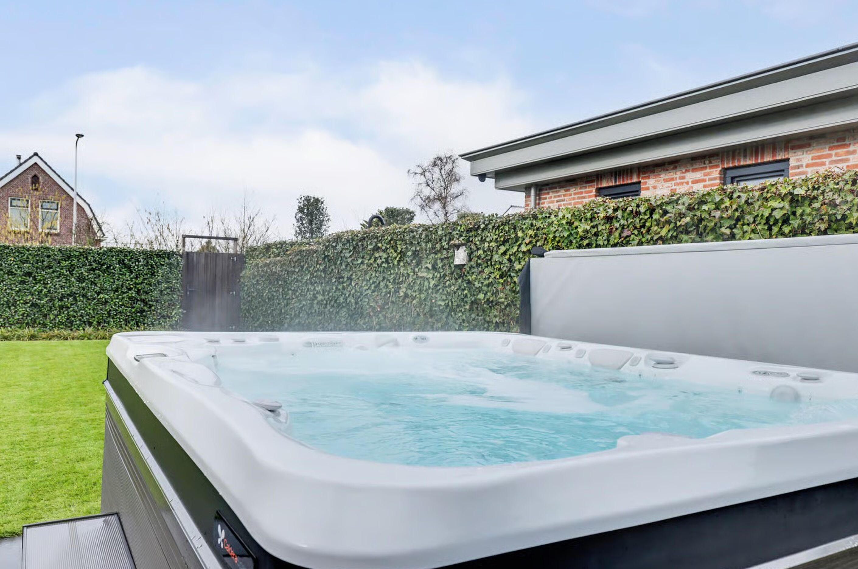 De jacuzzi van de villa in Monster