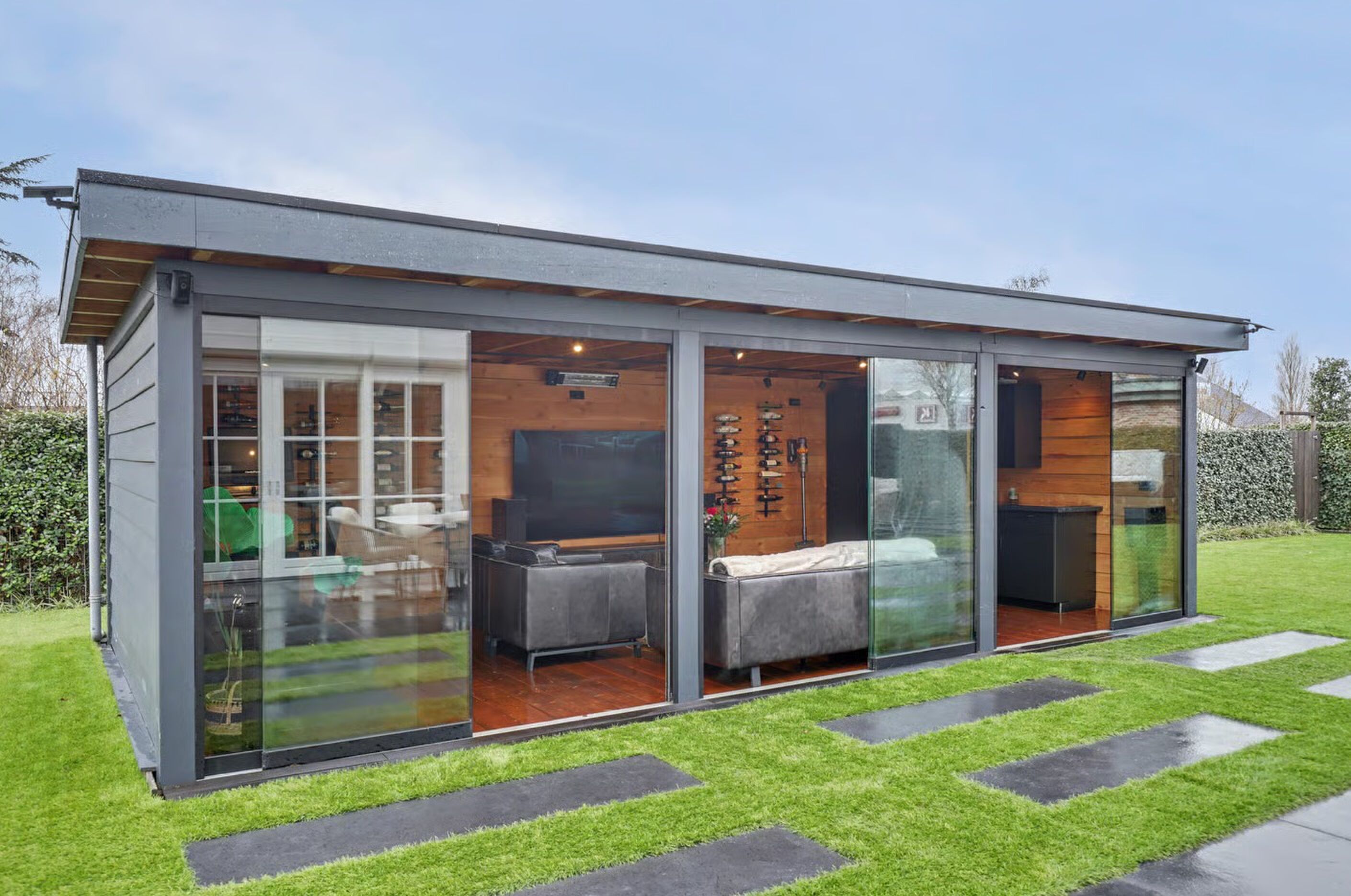 Het poolhouse van de villa in Monster