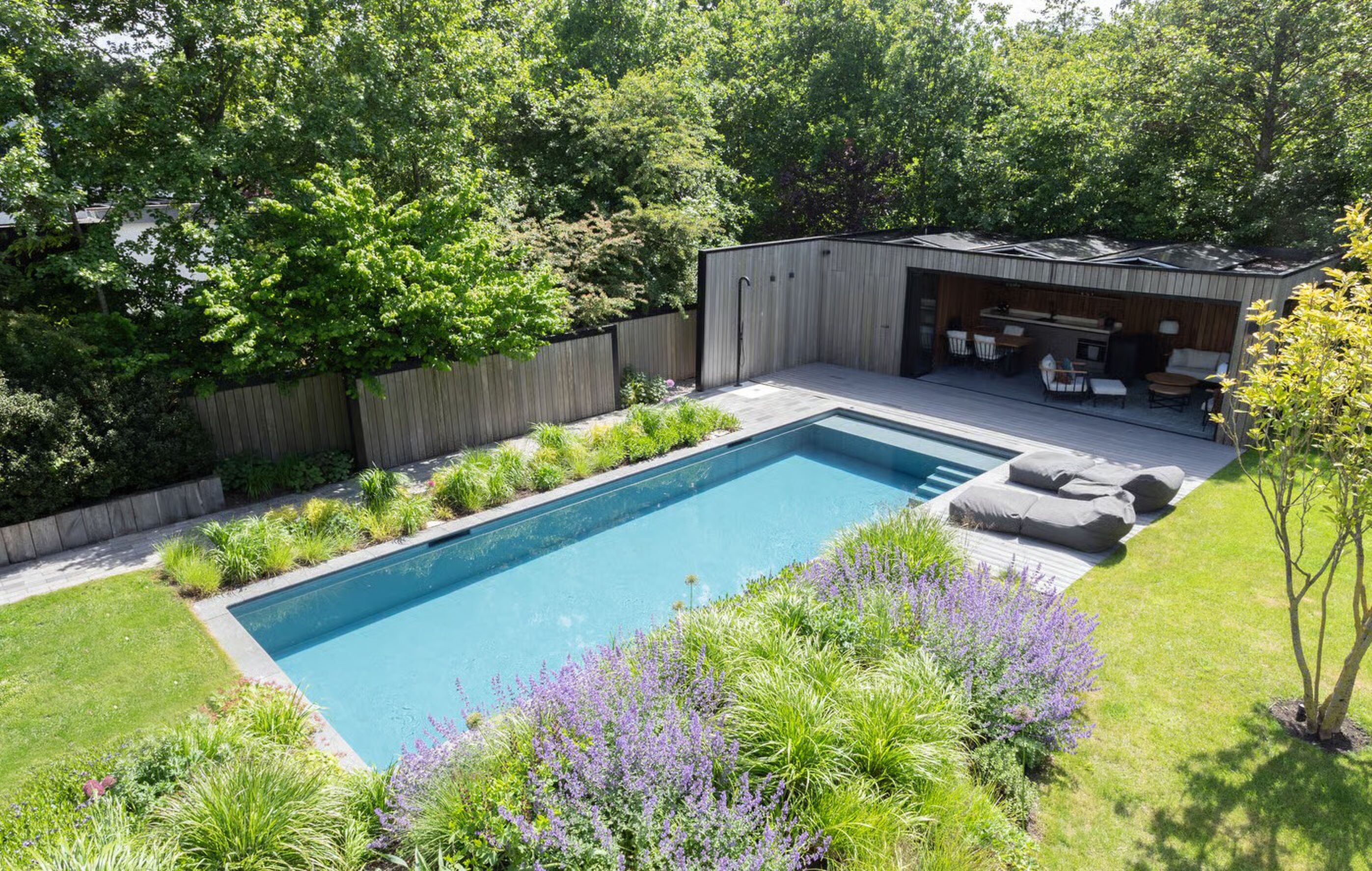Het zwembad bij de villa in Noordwijkerhout