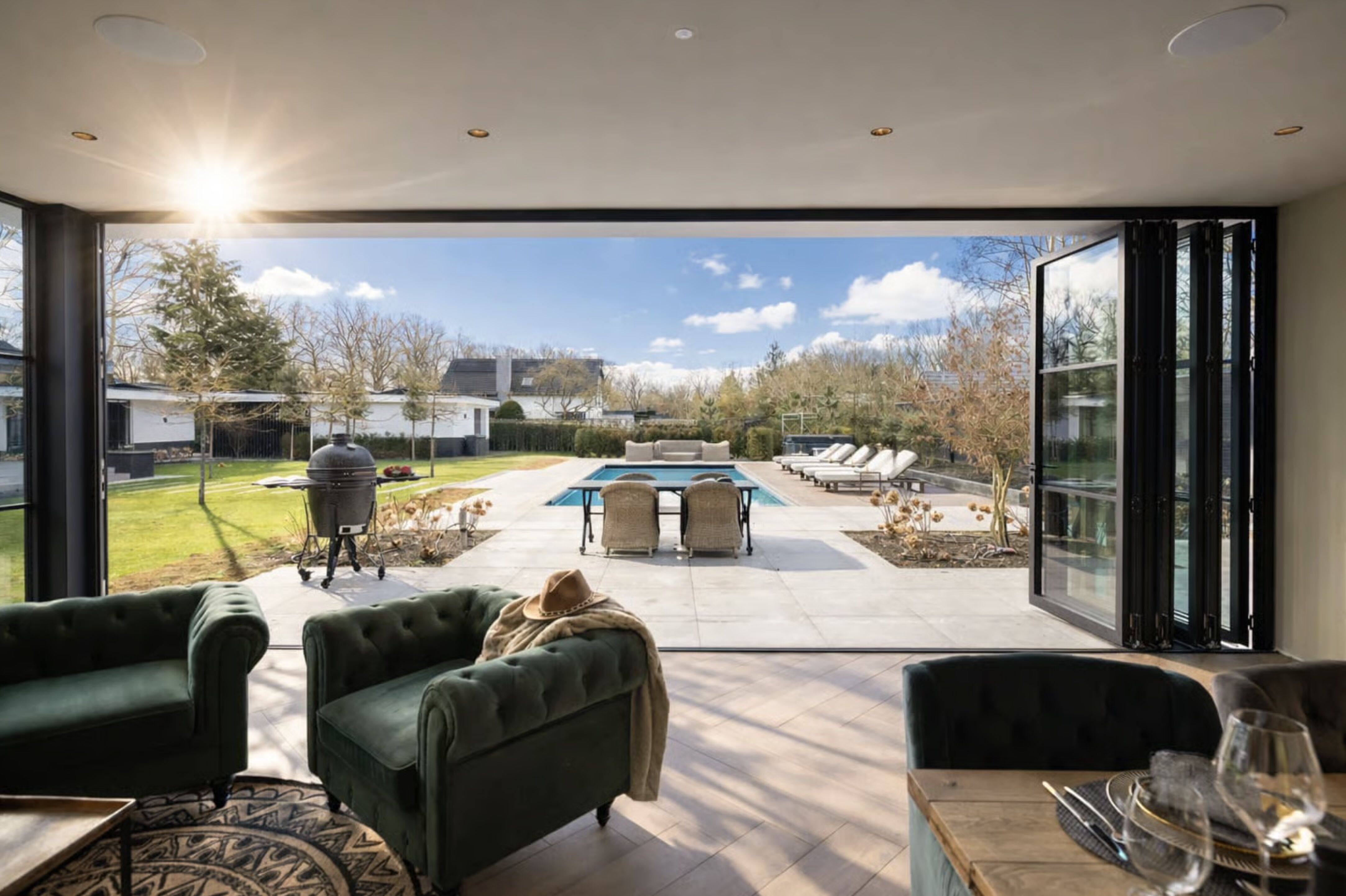 De achtertuin en het zwembad van de villa in Oisterwijk