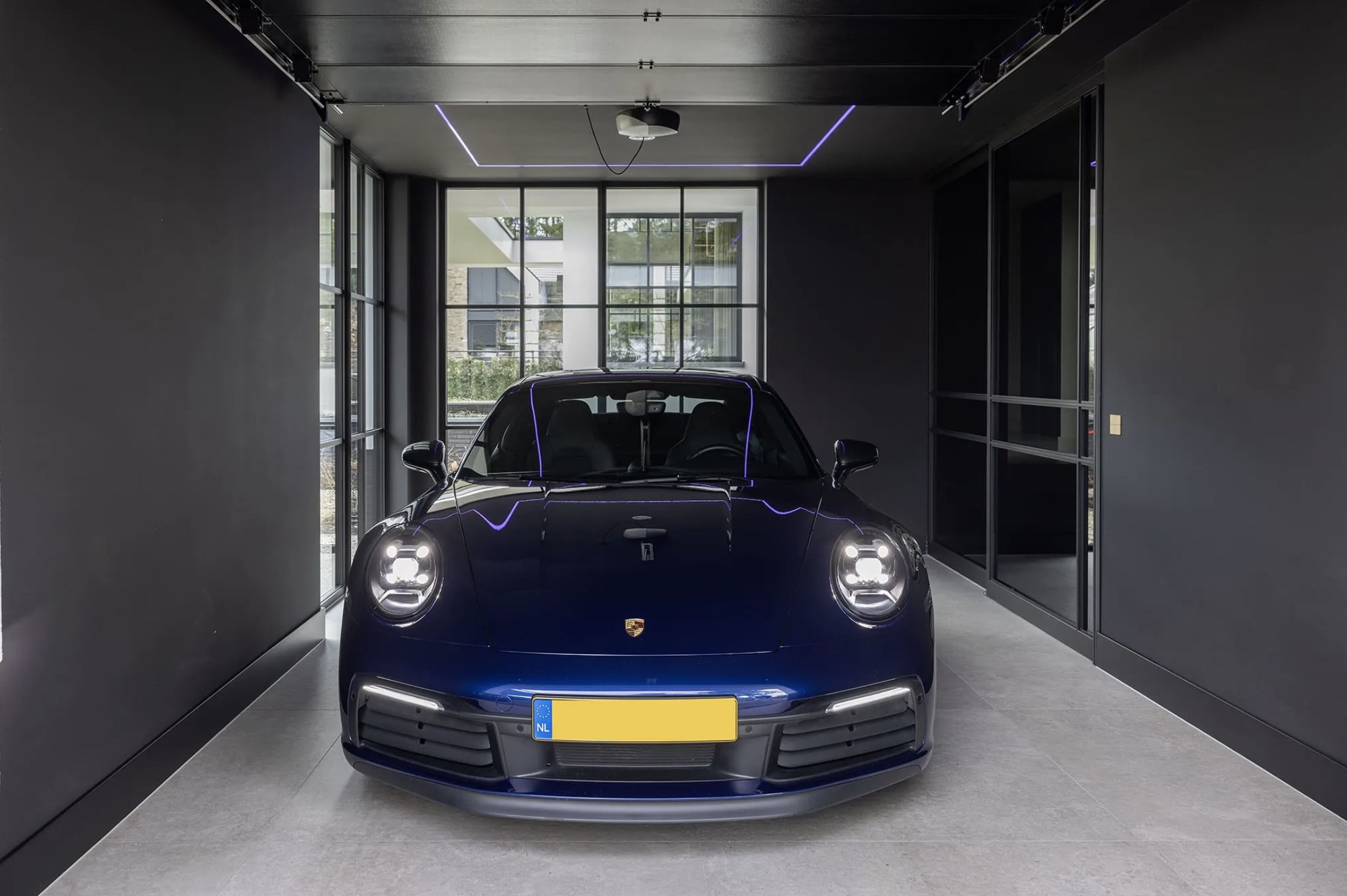 De garage van de villa in Oisterwijk, met dus ruimte voor een Porsche