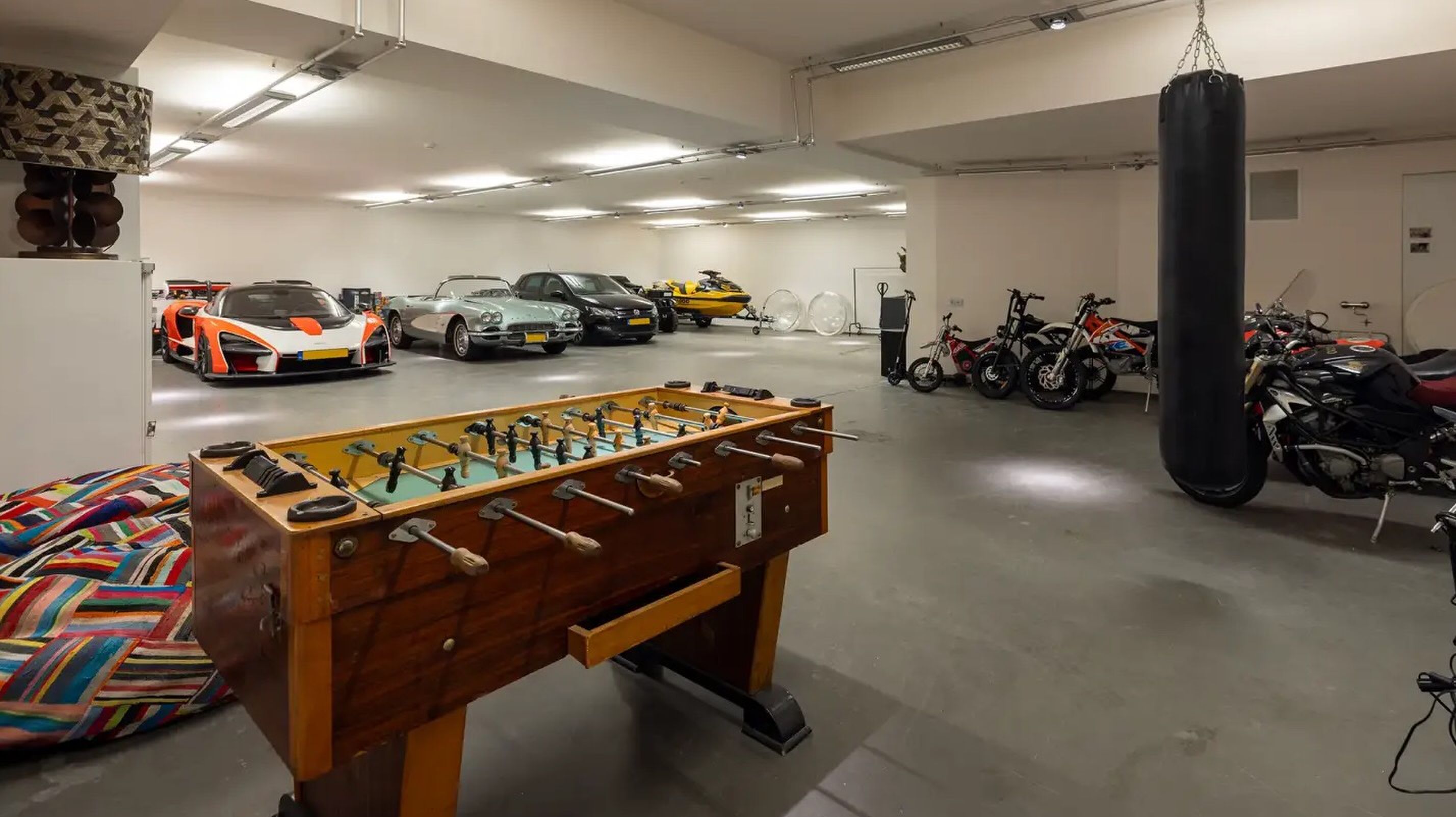 De garage met daarin de McLaren Senna bij de villa in Oss