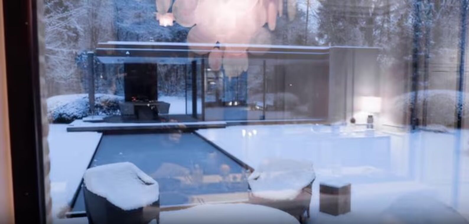 Het zwembad bij de villa van Toby Alderweireld