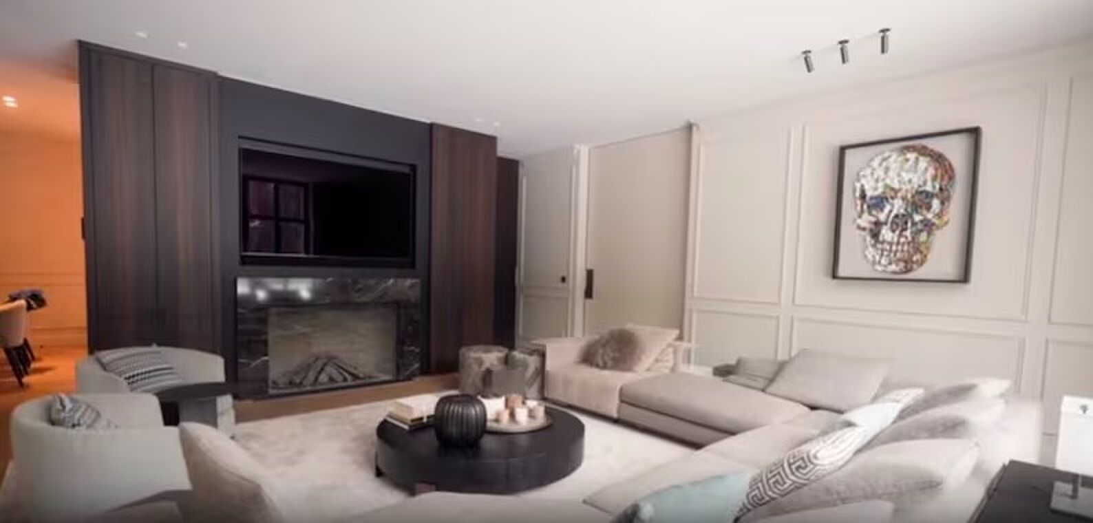 De woonkamer in de villa van Toby Alderweireld