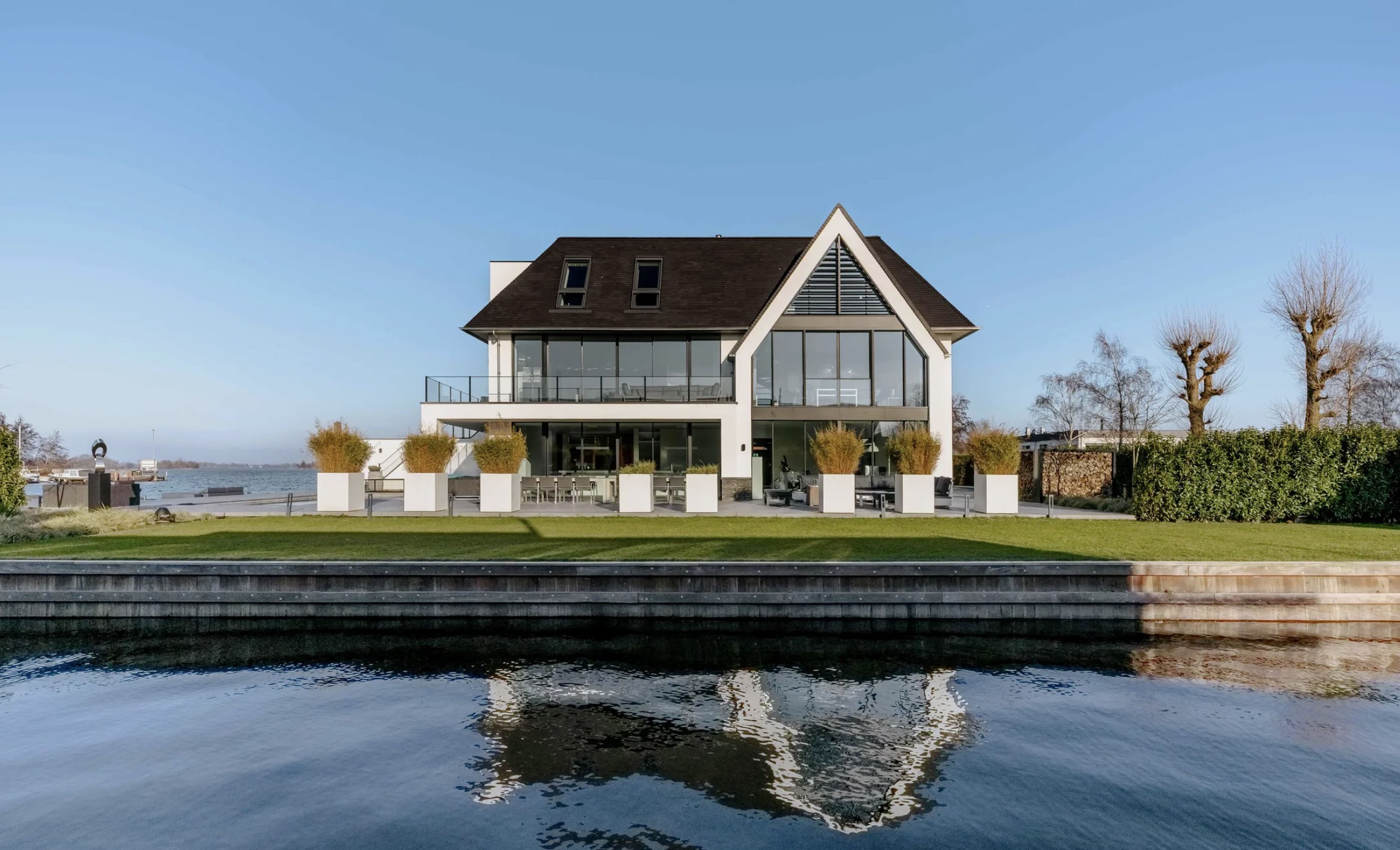 De buitenzijde van de villa in Vinkeveen