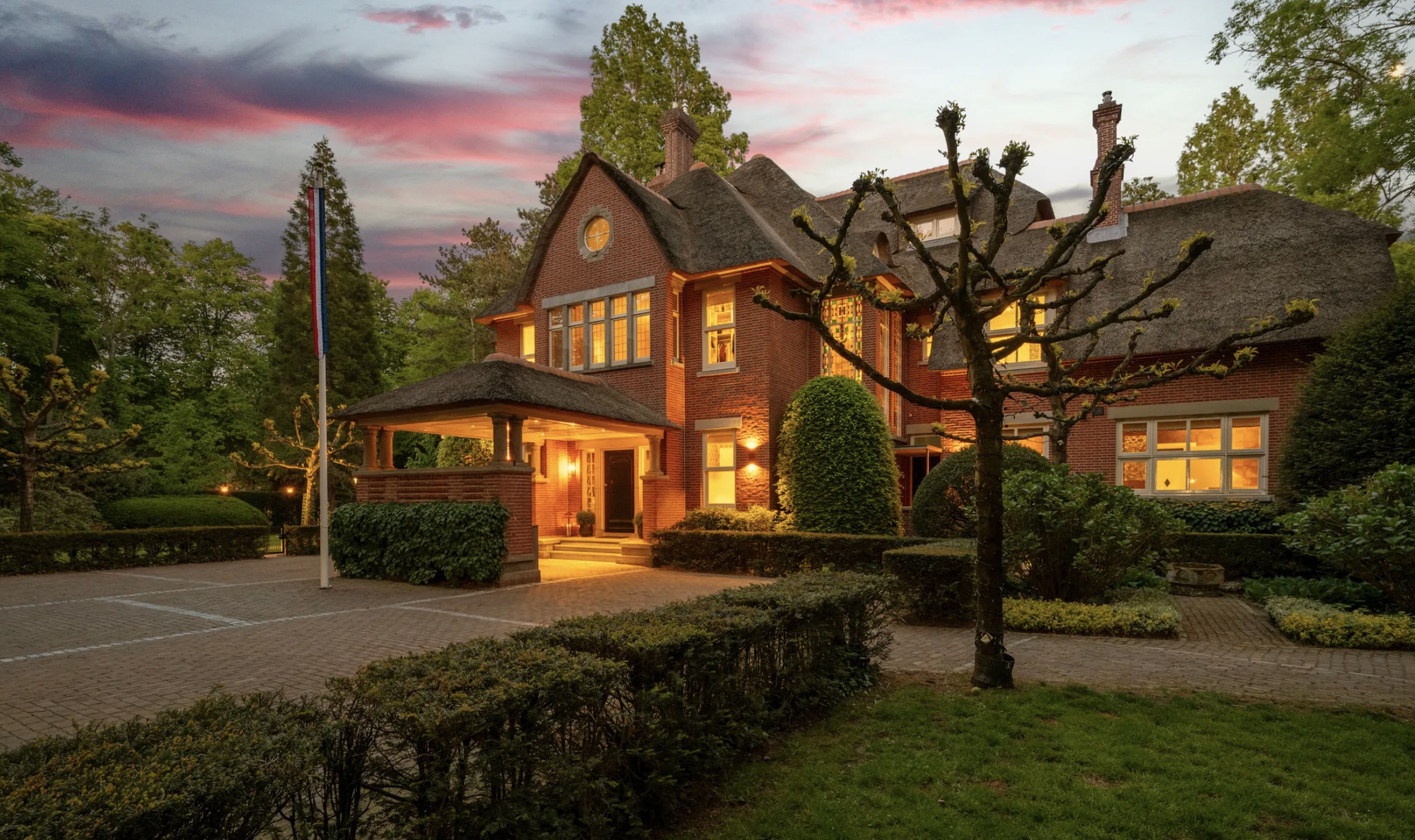 Adembenemende rietgedekte villa in Wassenaar met zwembad, poolhouse en multifunctionele kelder wordt