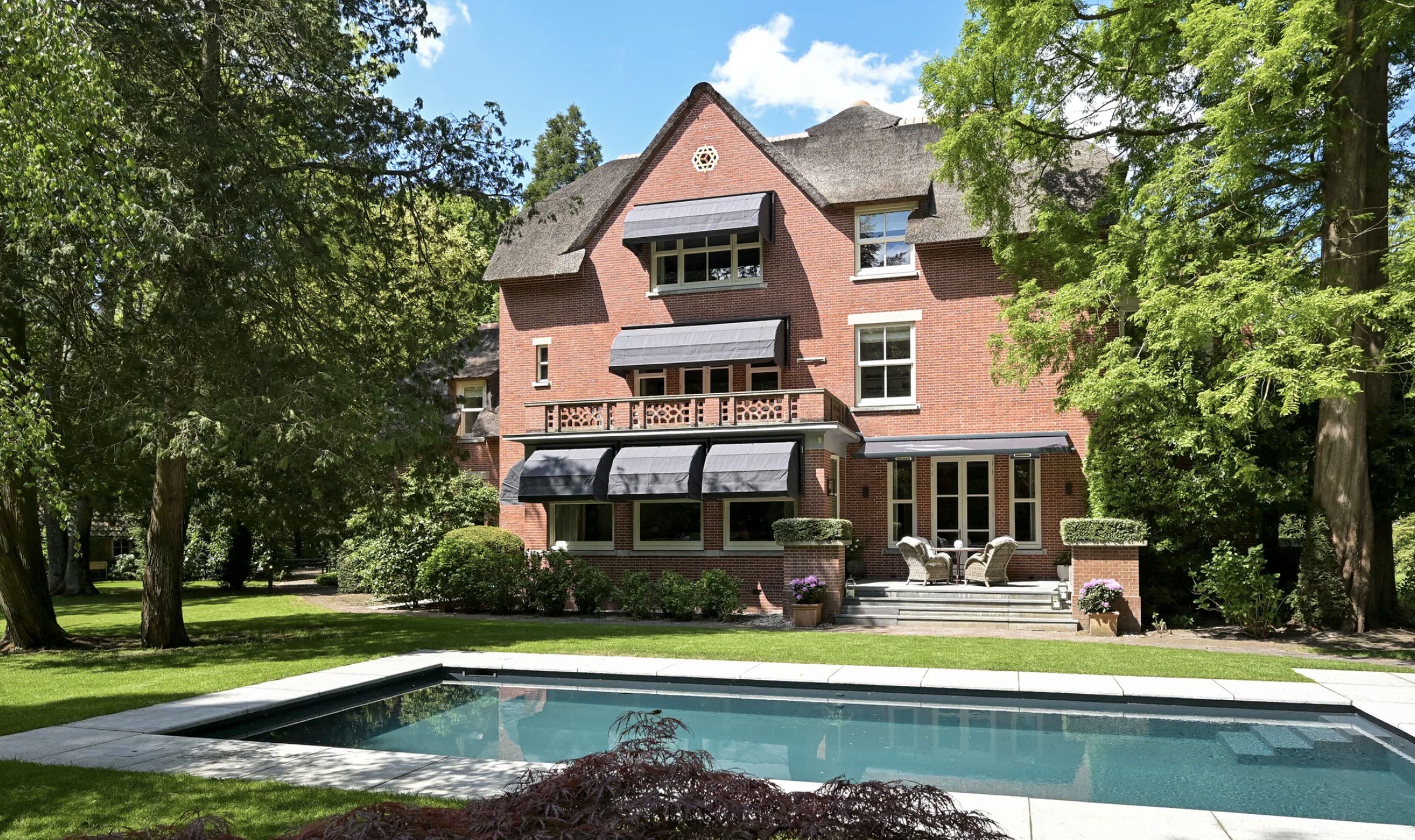 De achterzijde van de villa in Wassenaar