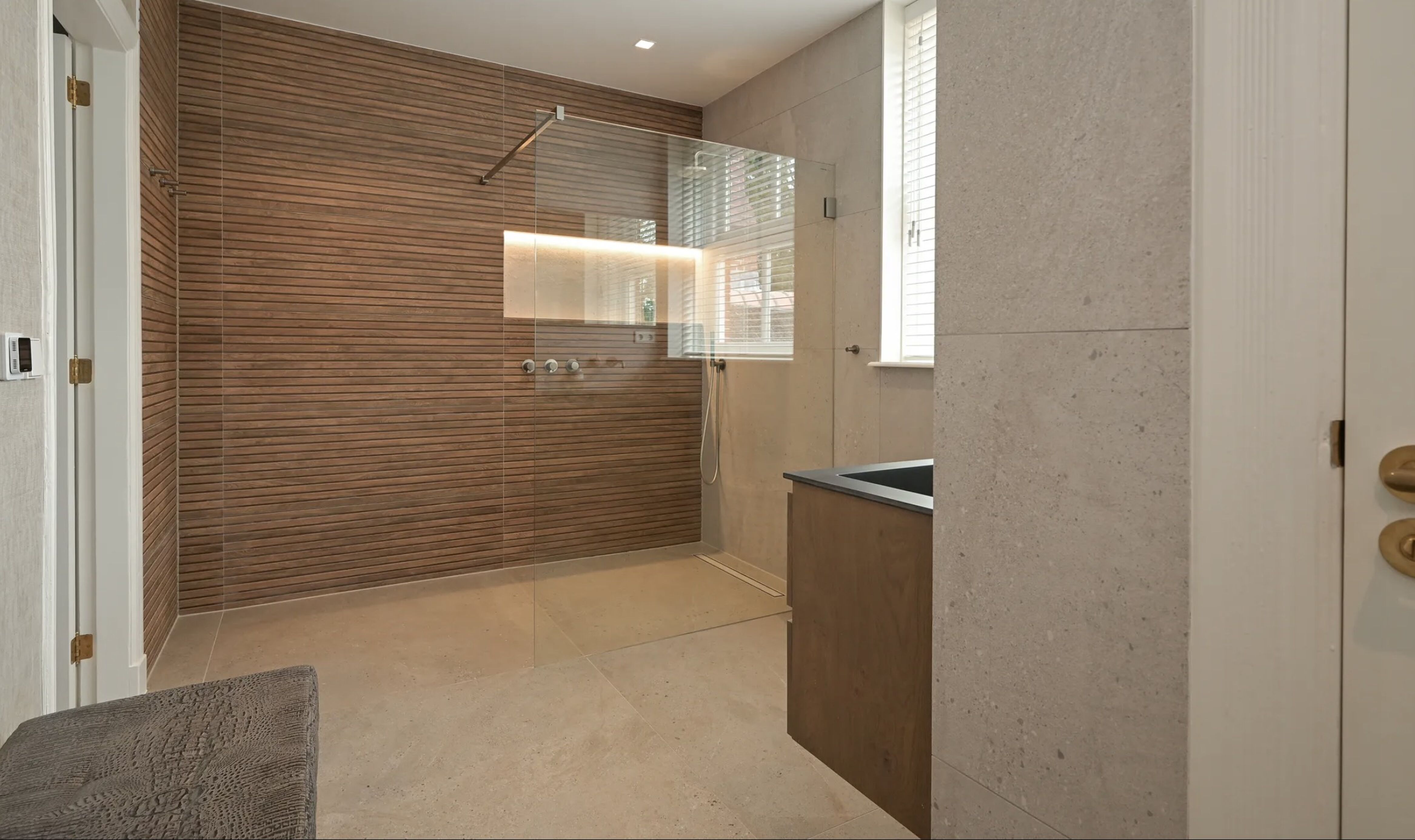 De badkamer van de villa in Wassenaar