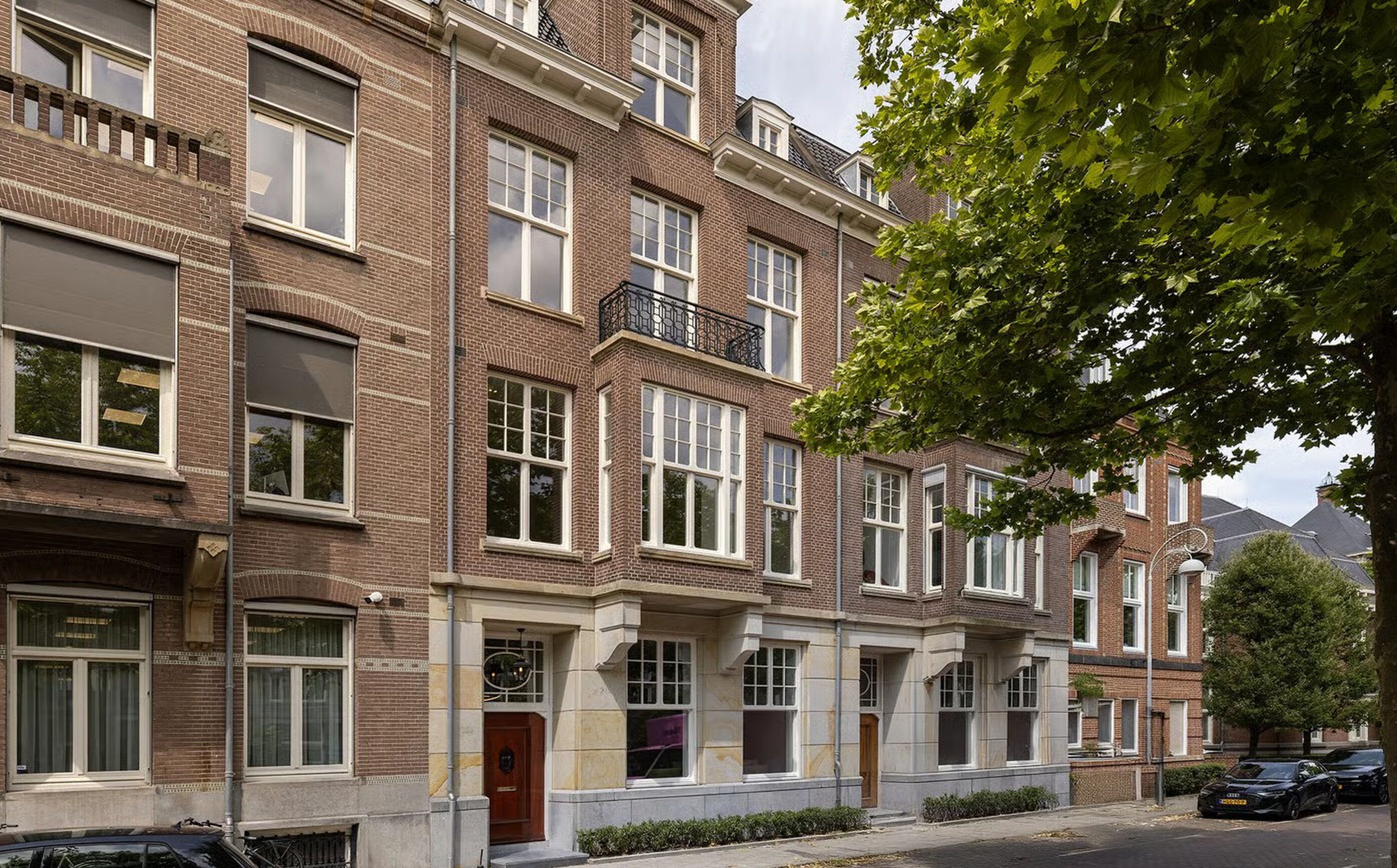 De voorzijde van de woning van vastgoedbelegger Tuncer Tuzg&ouml;l in Amsterdam-Zuid