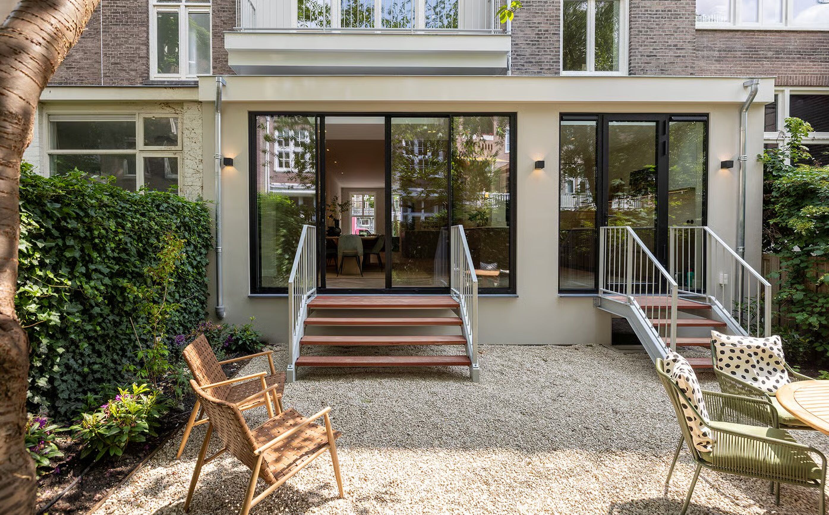 De tuin van de woning van vastgoedbelegger Tuncer Tuzg&ouml;l in Amsterdam-Zuid