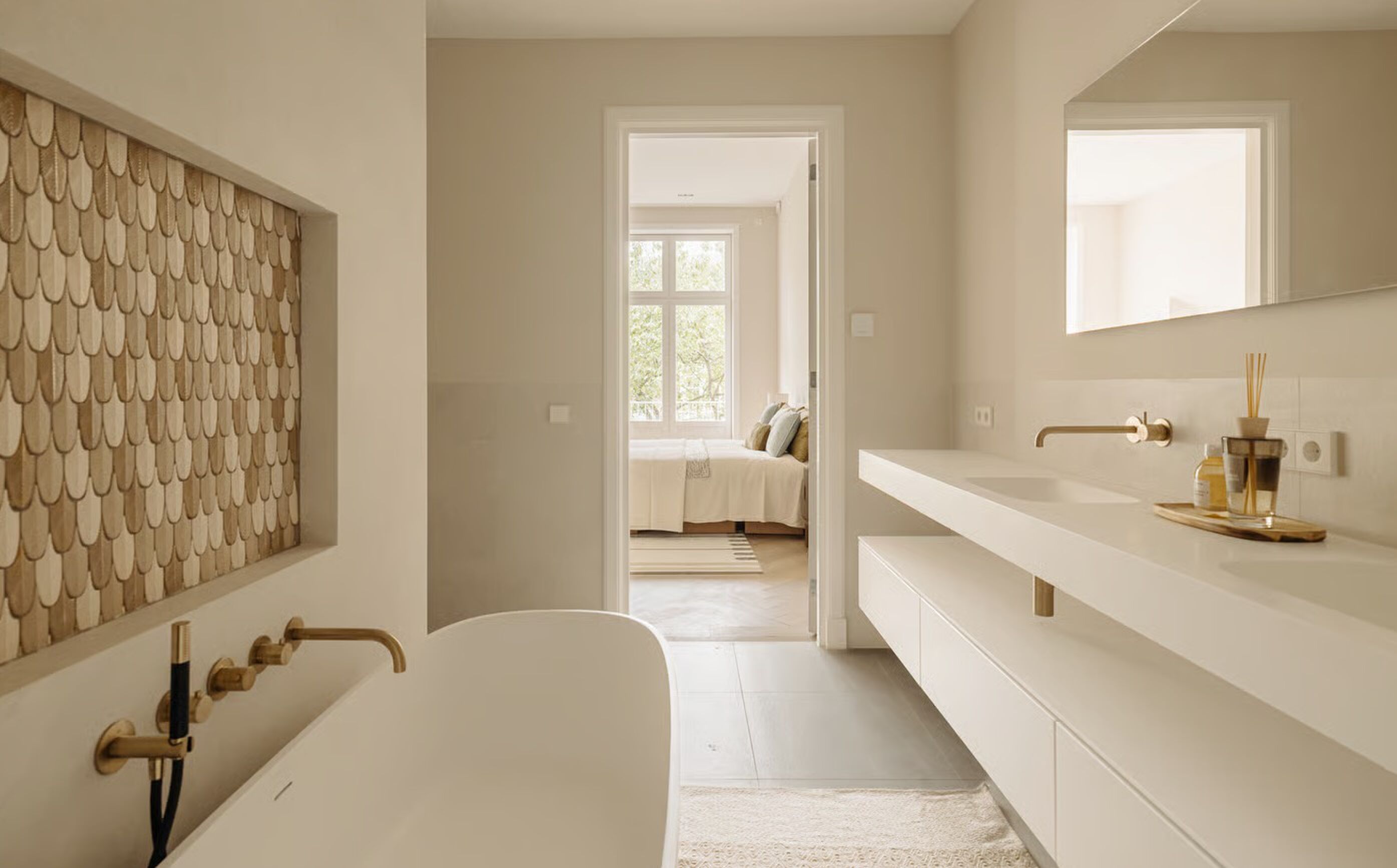 De gecombineerde bad- en slaapkamer in de woning van vastgoedbelegger Tuncer Tuzg&ouml;l in Amsterdam-Zuid