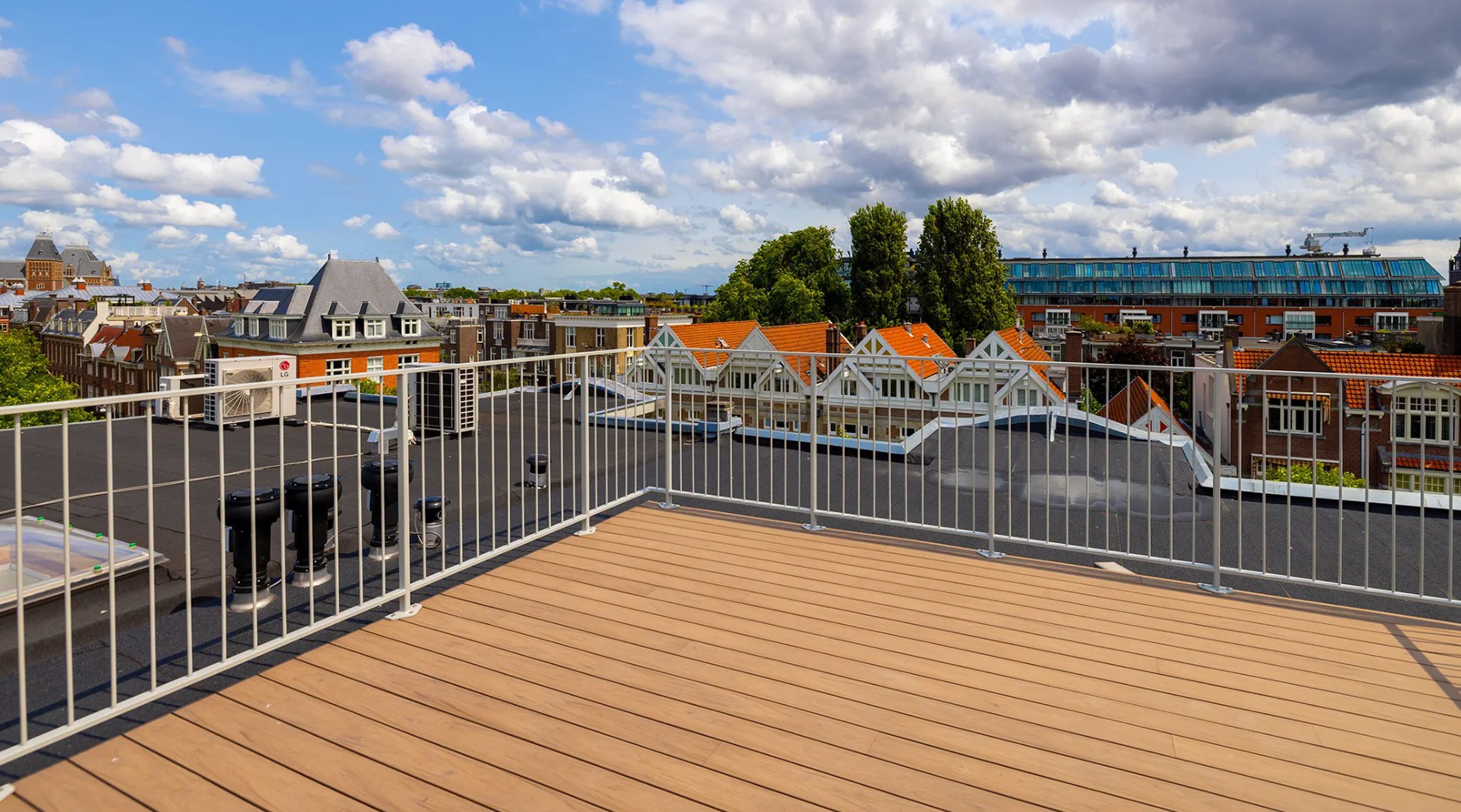 Het dakterras van de woning van vastgoedbelegger Tuncer Tuzg&ouml;l in Amsterdam-Zuid