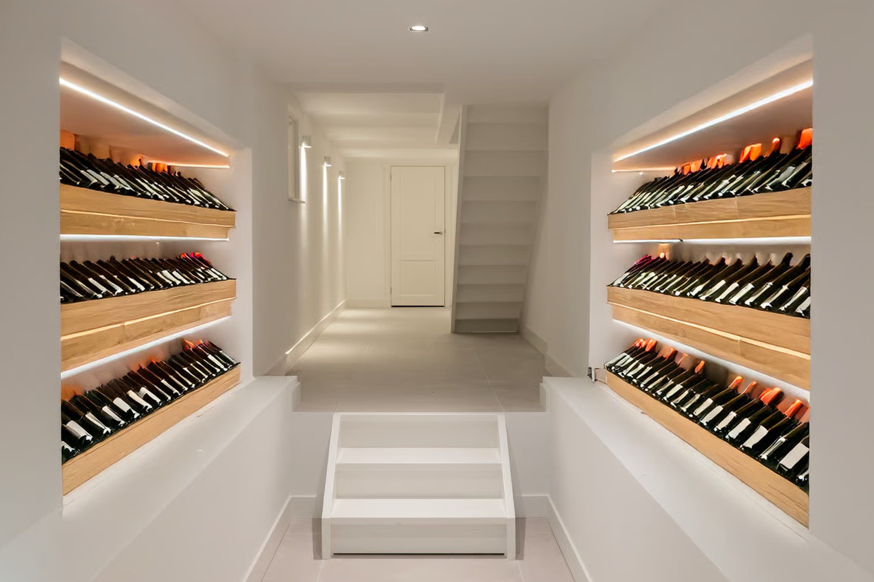 De indrukwekkende wijngang van de woning van vastgoedbelegger Tuncer Tuzg&ouml;l in Amsterdam-Zuid