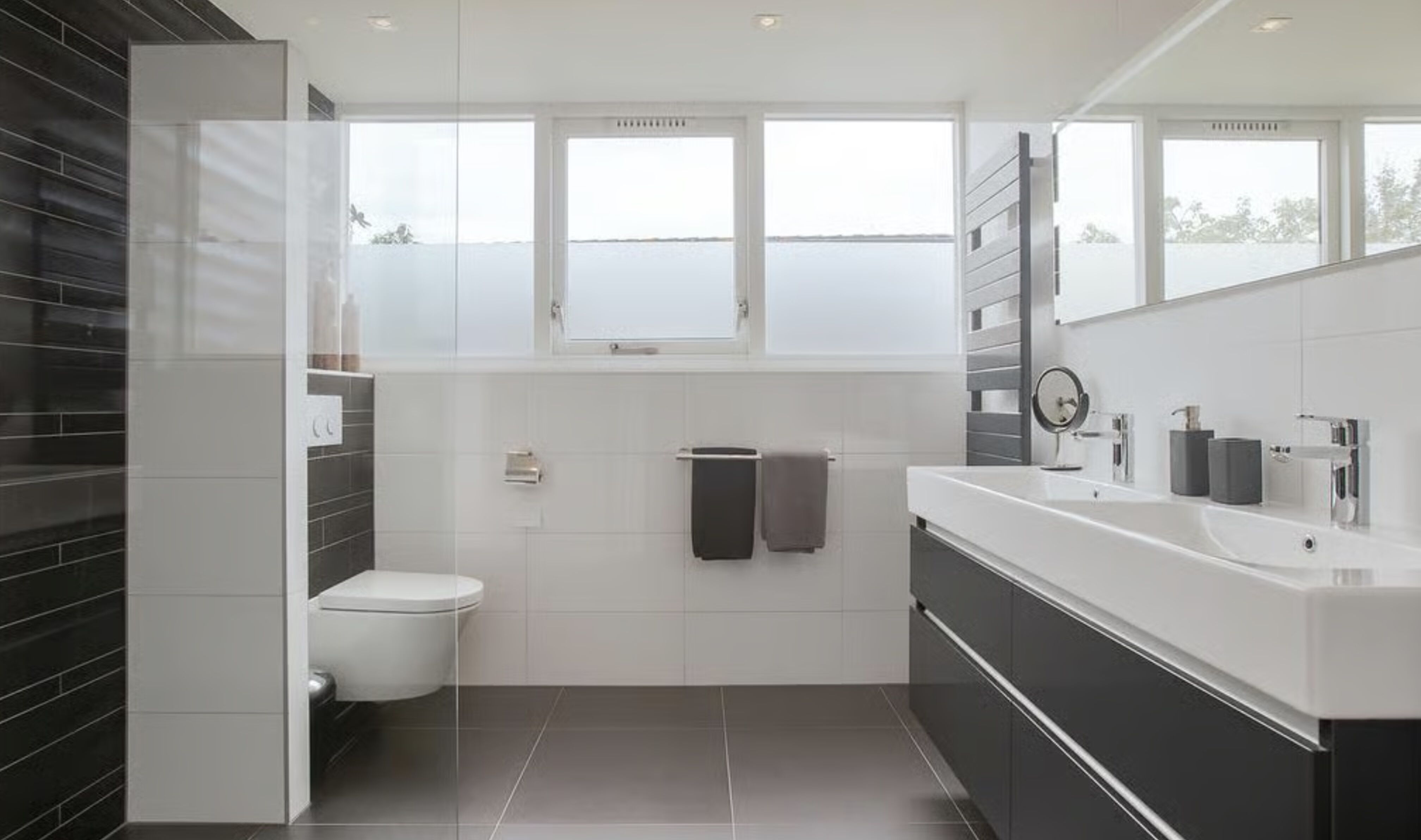 De badkamer in de woning van Henk Krol in Zeewolde