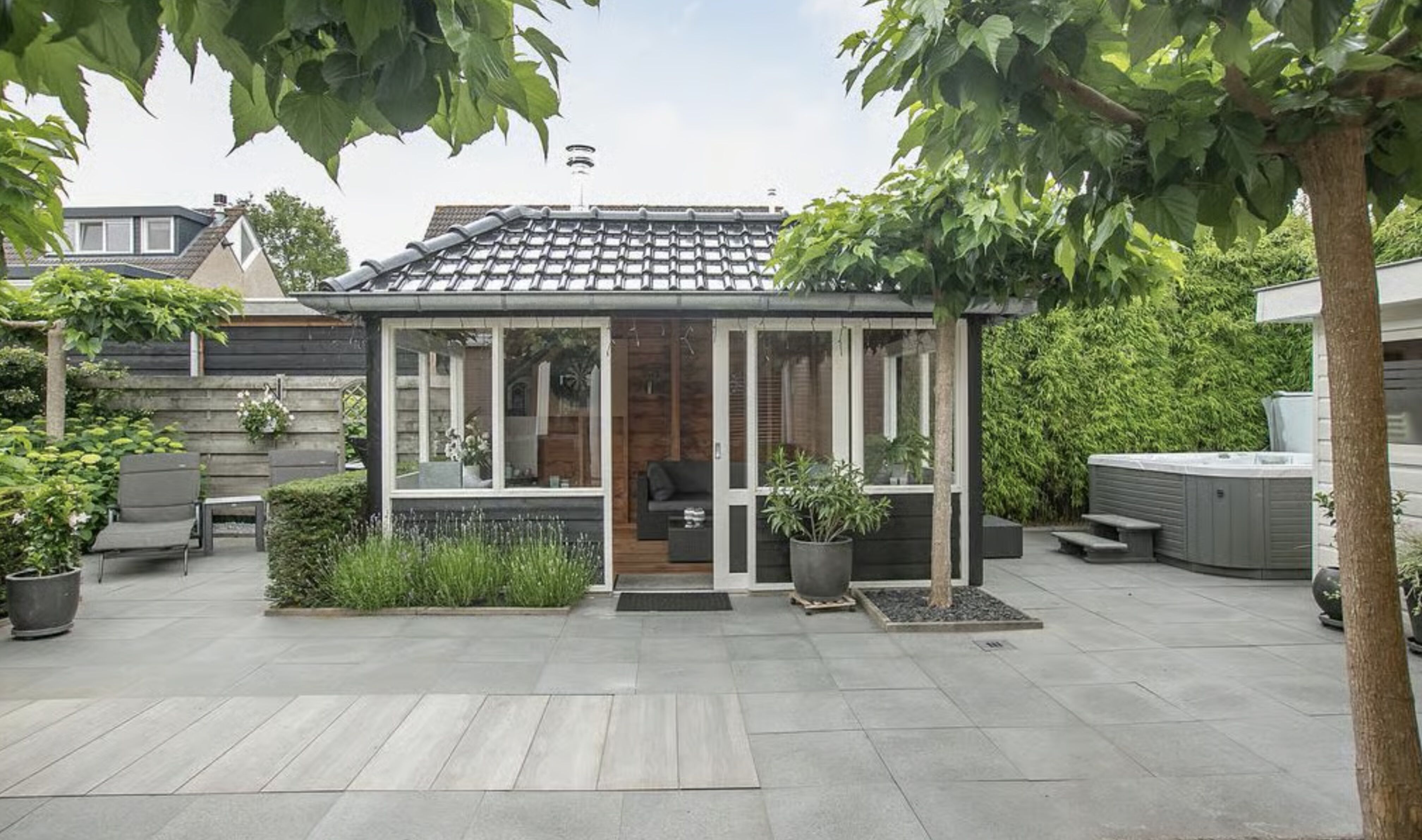 Het buitenhuis bij de woning van Henk Krol in Zeewolde