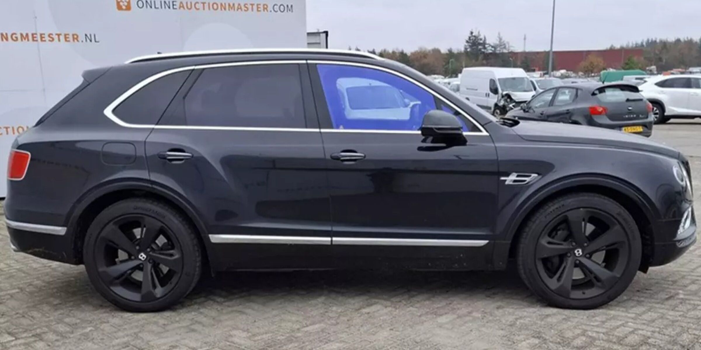 De zijkant van de Bentley van Ali B