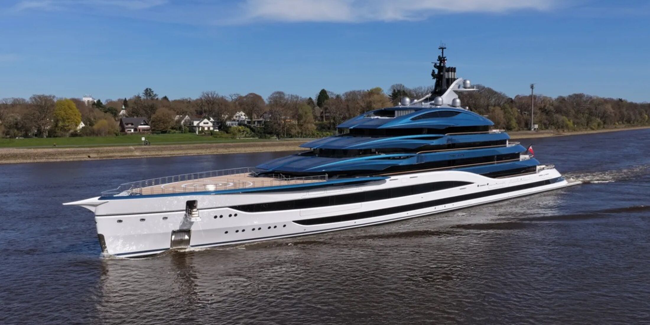 De zijkant van het superjacht van L&uuml;rssen