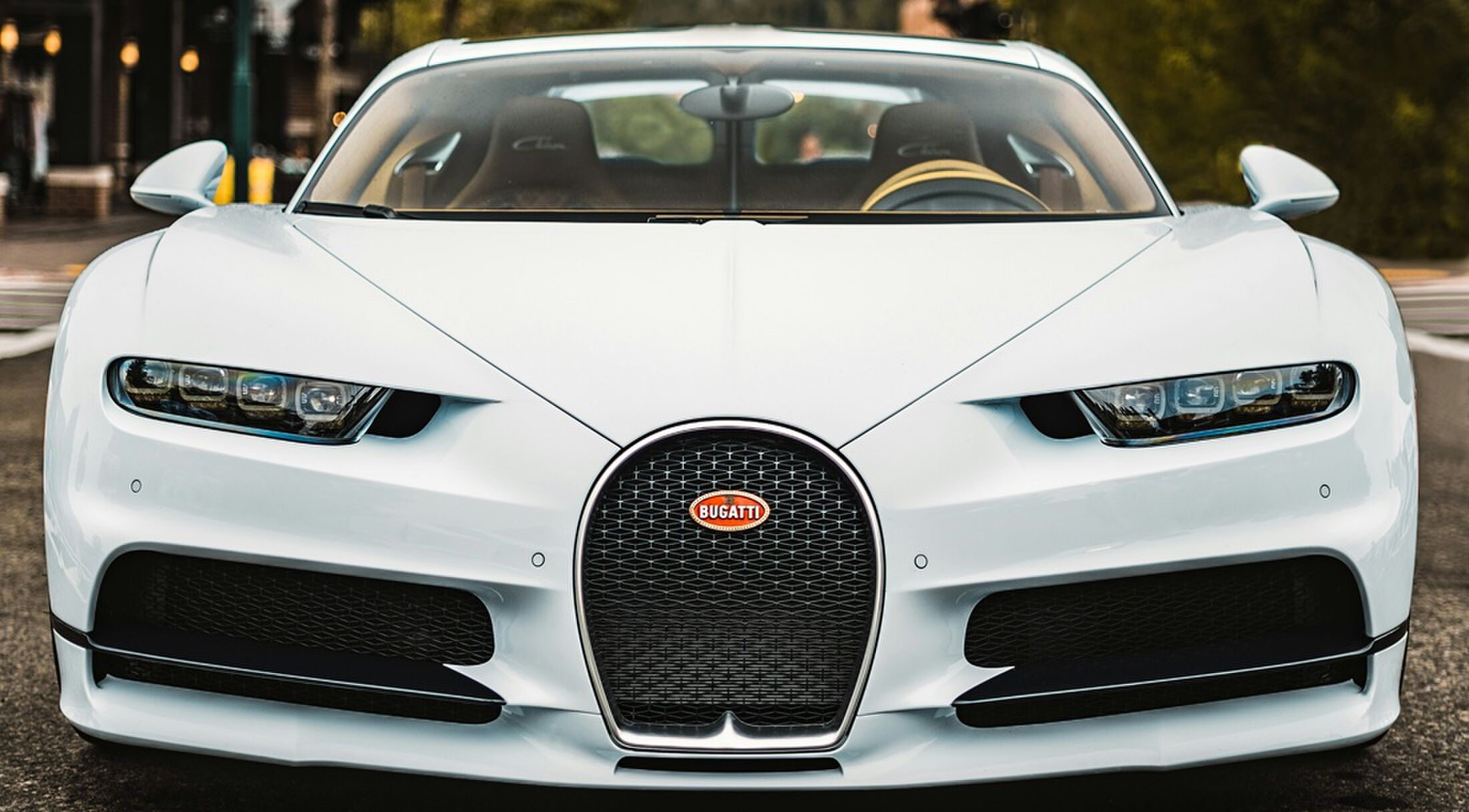 De voorkant van een auto van Bugatti