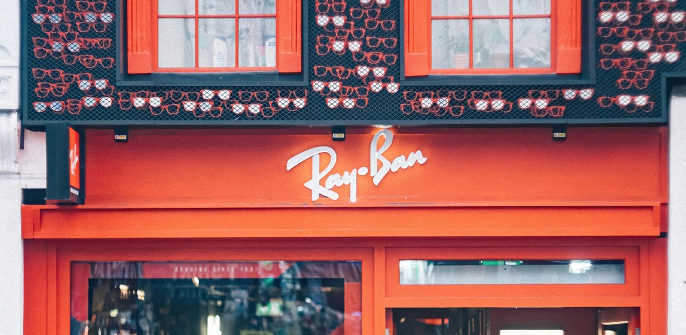 De gevel van een winkel van Ray-Ban