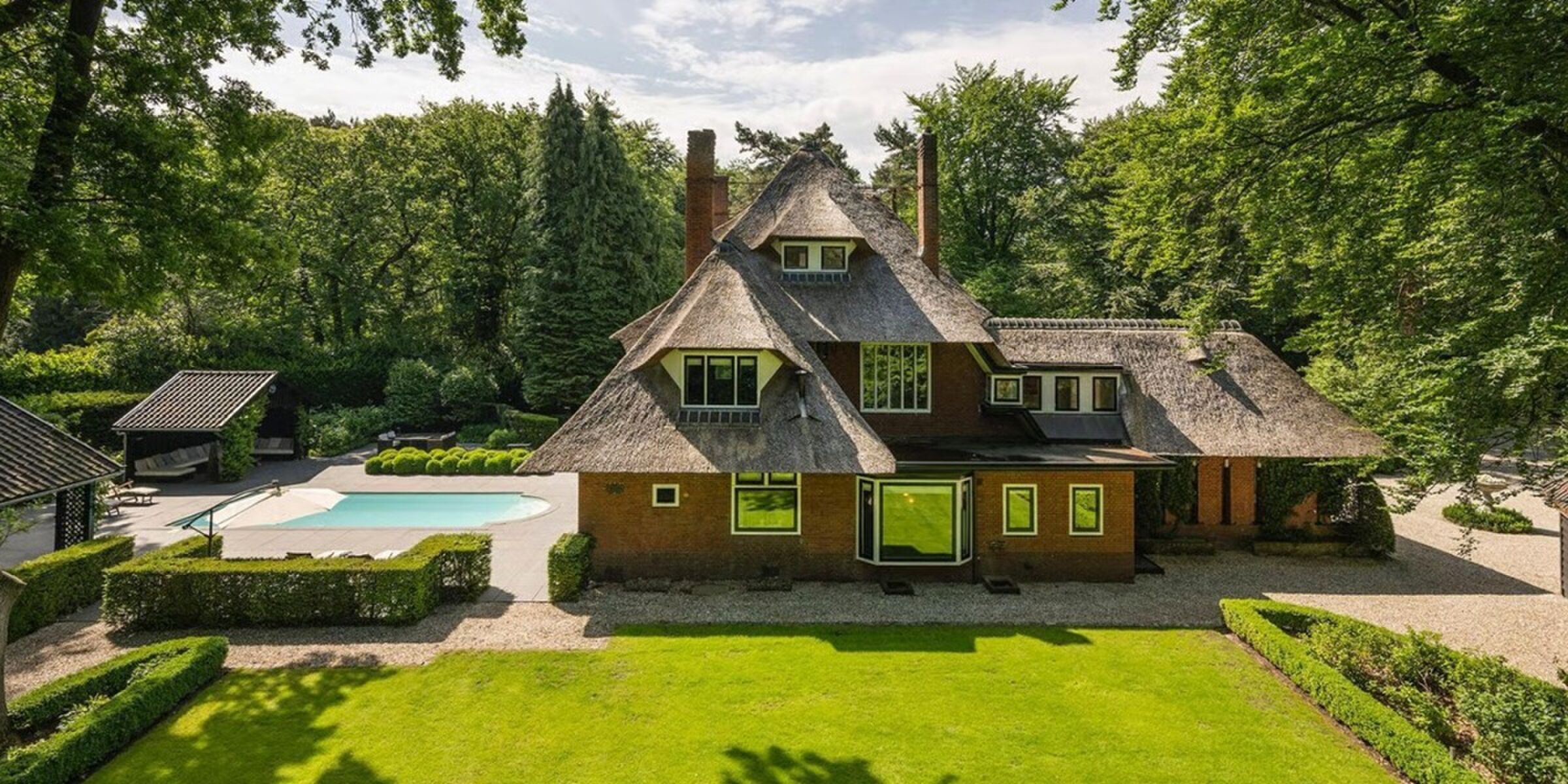 Waanzinnig landhuis in ‘t Gooi kost bijna € 4,7 miljoen: “Een absolute toplocatie”