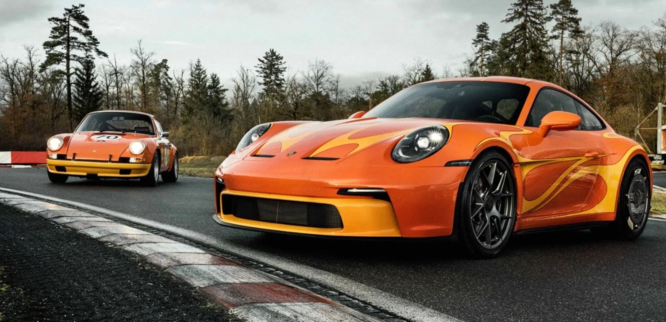 De Porsche 911 S/T naast zijn vintage voorbeeld