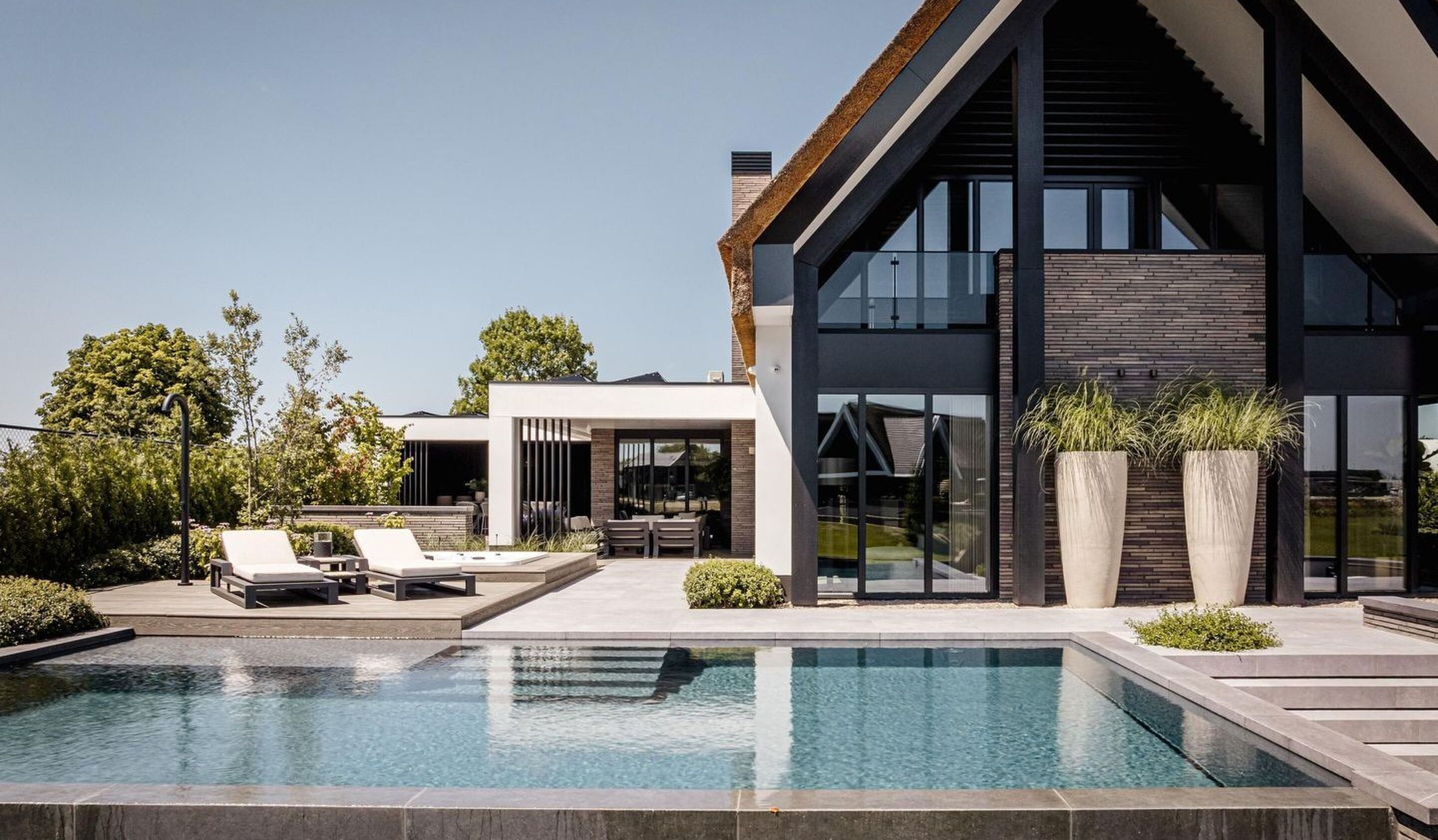 Het zwembad dat bij de designvilla in Brabant hoort