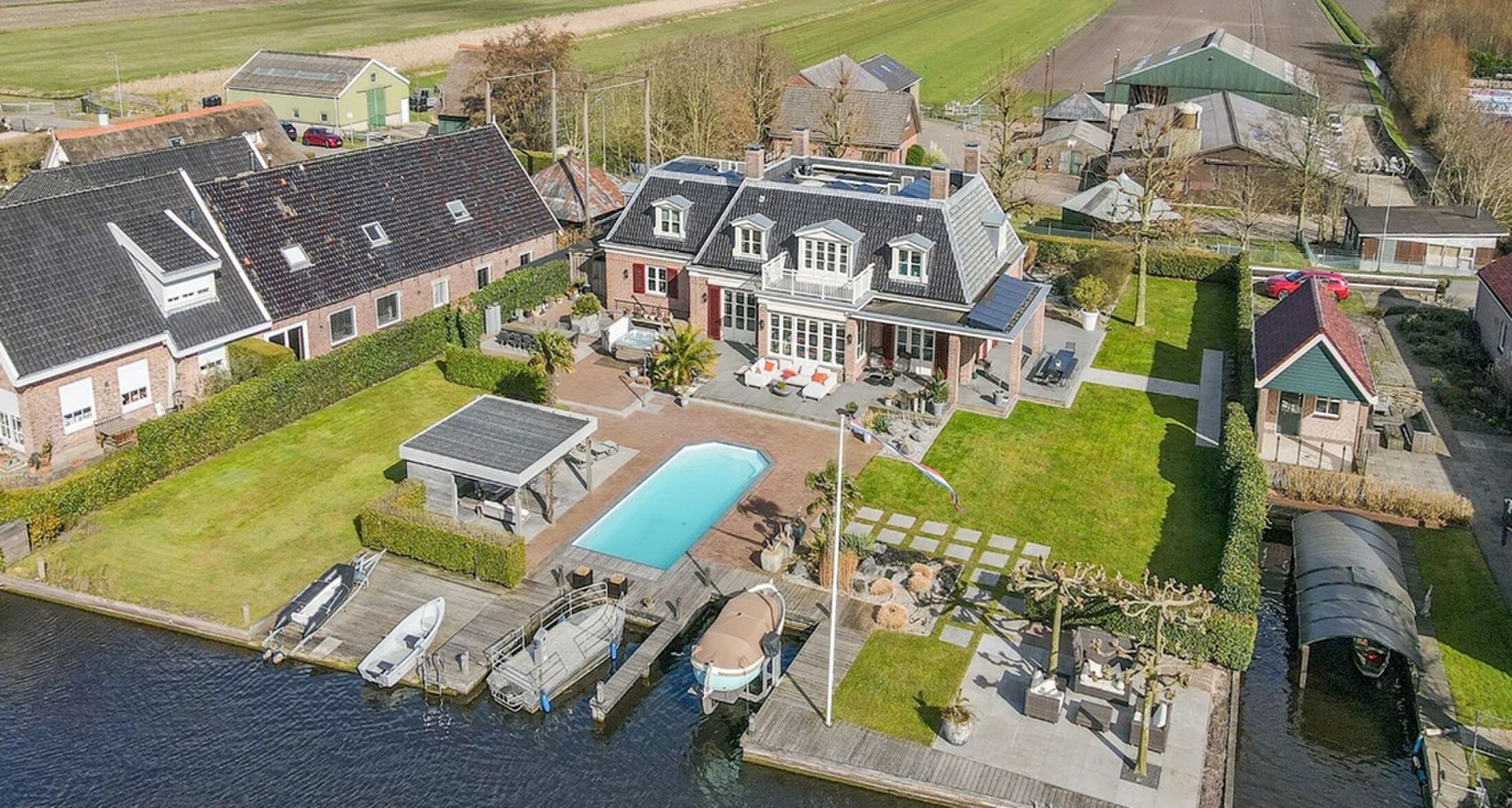 De achterzijde van de zomerse villa in Leimuiden