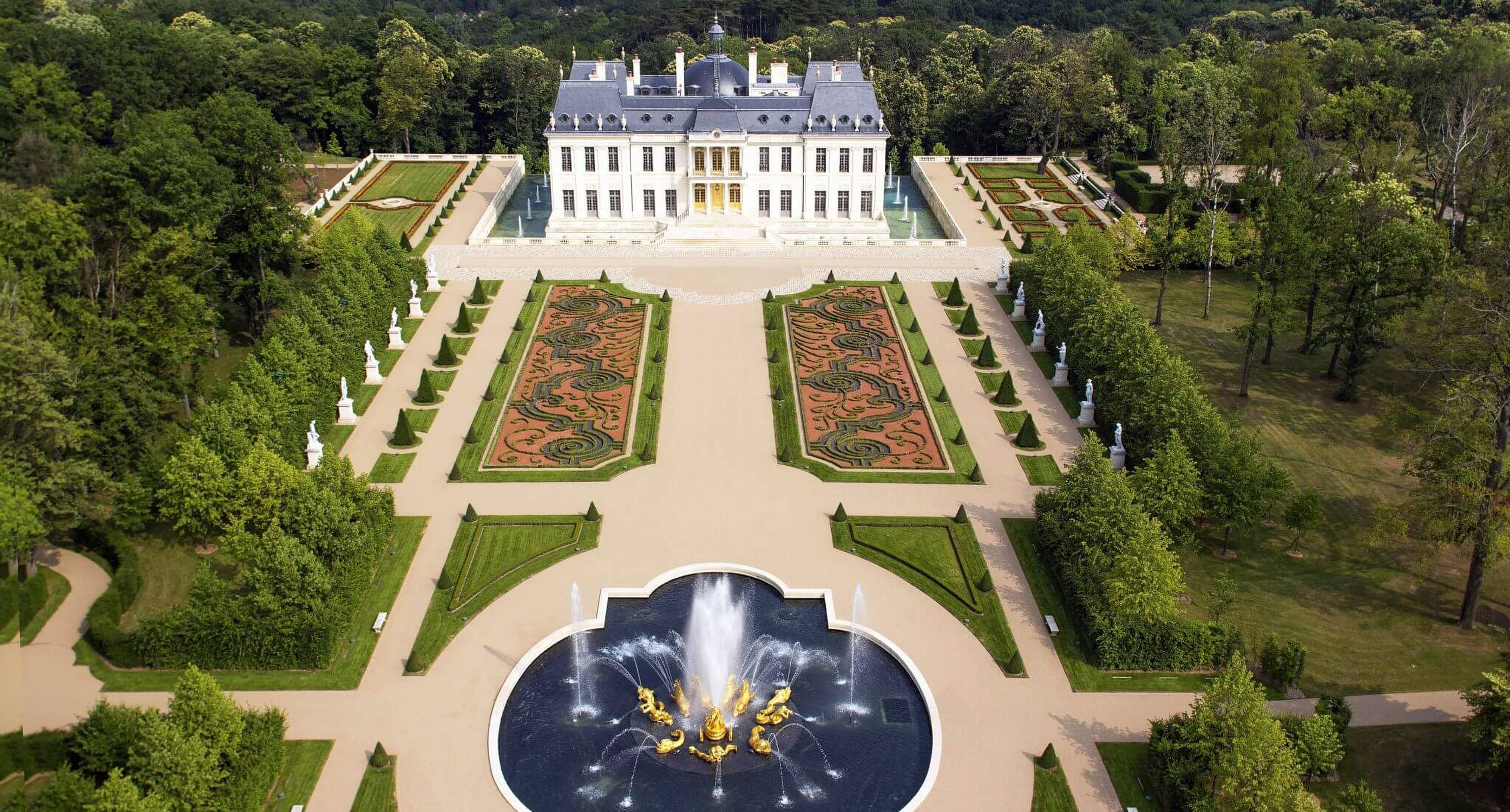De achtertuin van Château Louis XIV