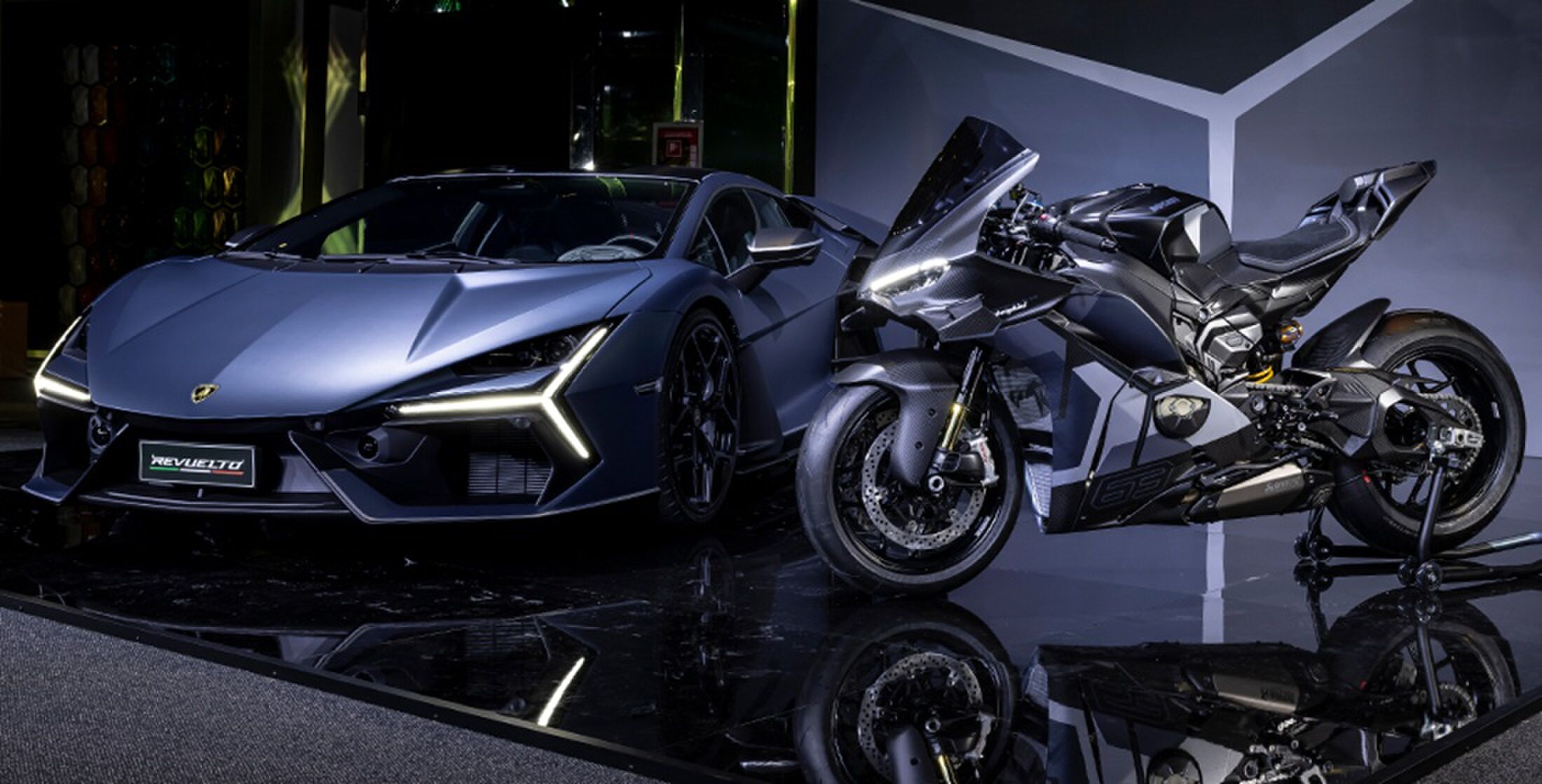 De Ducati Panigale V4 naast een Lamborghini