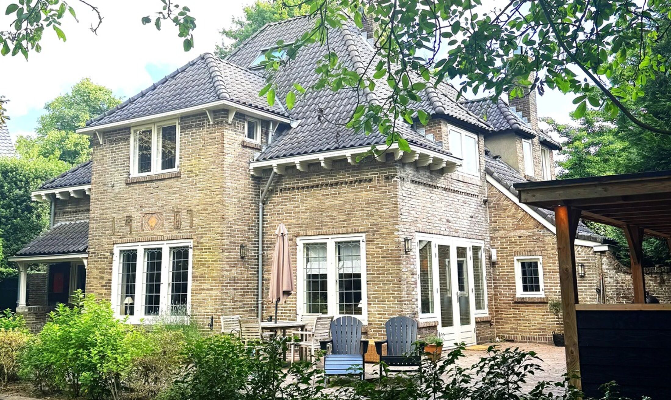 De buitenkant van het in Laren gevestigde landhuis