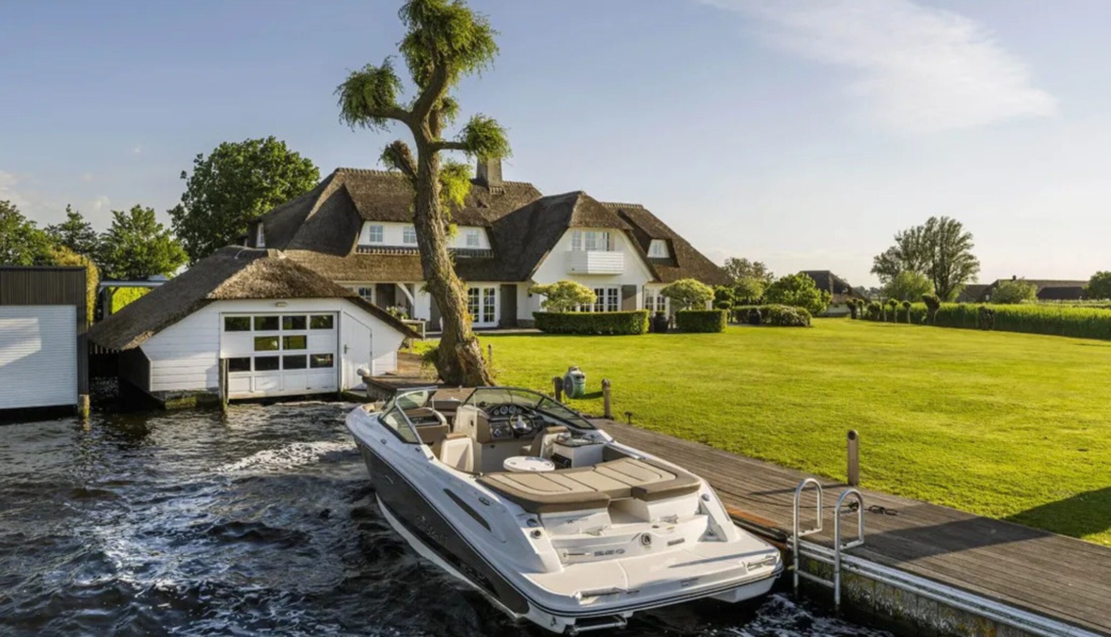 Het exterieur van de villa nabij Amsterdam