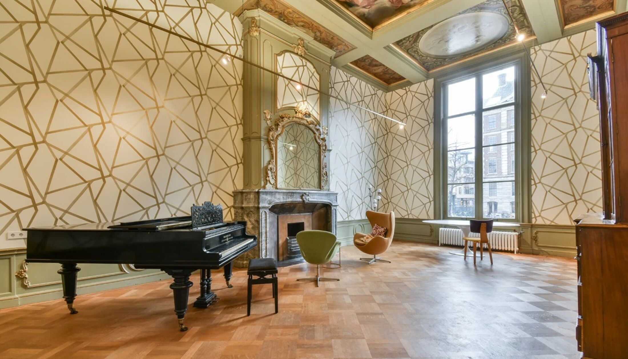 E&eacute;n van de zitkamers in het grachtenpand in Amsterdam