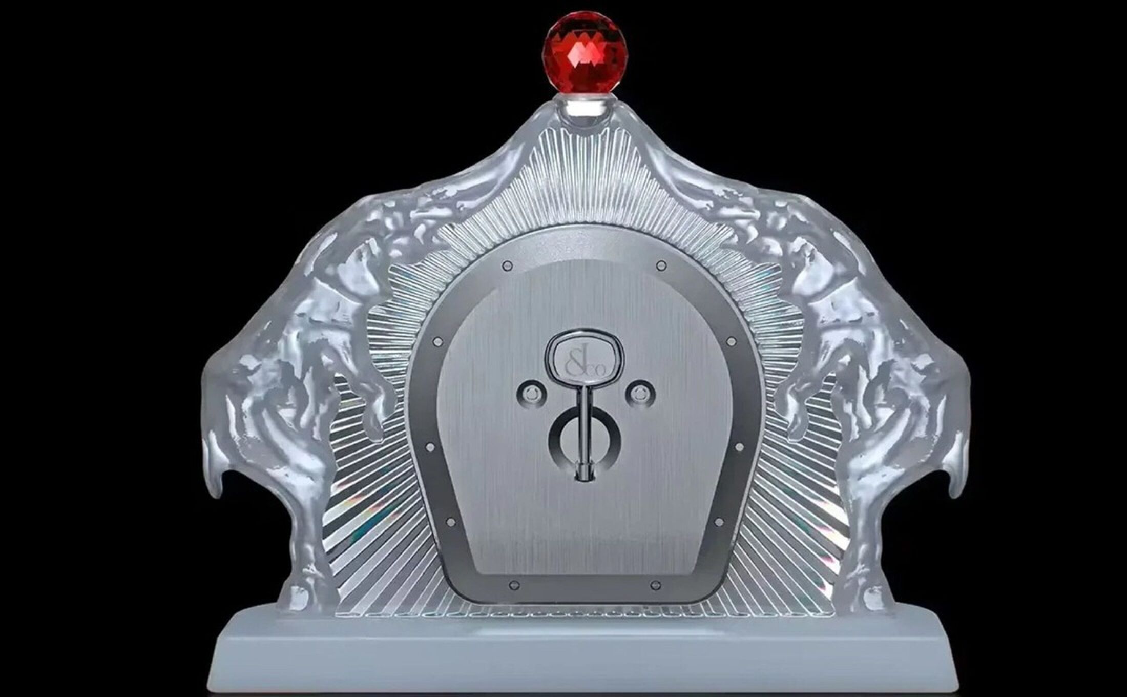 De achterkant van de tafelklok van Jacob & Co.